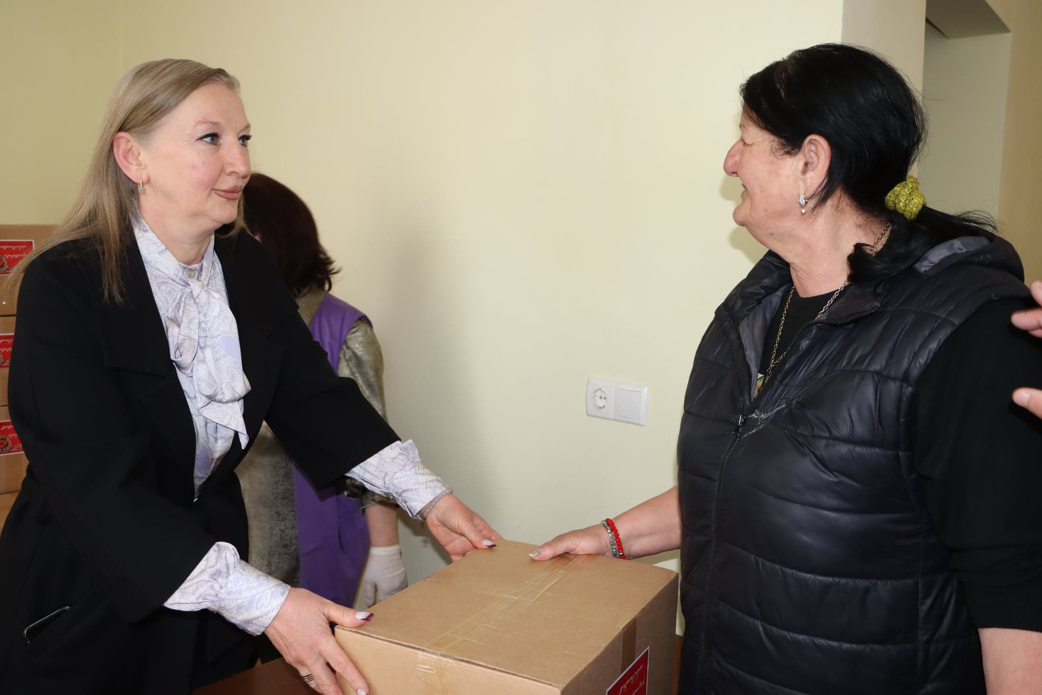 <p style="text-align: justify">უფასო სასადილოთი მოსარგებლე ბენეფიციარებს სააღდგომო ნობათი გადაეცათ.</p><p style="text-align: justify">წალენჯიხის მუნიციპალიტეტის მერმა გუბა საჯაიამ, საკრებულოს თავმჯდომარის მოადგილე დარეჯან დადიანთან, მერის მოადგილეებთან,საკრებულოს წევრებთან და ა(ა)იპ წალენჯიხის " სათნოების სახლის"ხელმძღვანელთან ერთად, უფასო სასადილოს ბენეფიციარებს ქალაქ წალენჯიხასა და ქალაქ ჯვარში სააღდგომო &nbsp;ნობათი გადასცა და დამდეგი აღდგომის ბრწყინვალე დღესასწაული მიულოცა.</p><p style="text-align: justify">ნობათი სხვადასხვა სახის პროდუქტებს მოიცავს და ის მთლიანობაში ქალაქ წალენჯიხისა და ქალაქ ჯვარის უმწეოთა სასადილოების 234-მა ბენეფიციარმა მიიღო.</p>