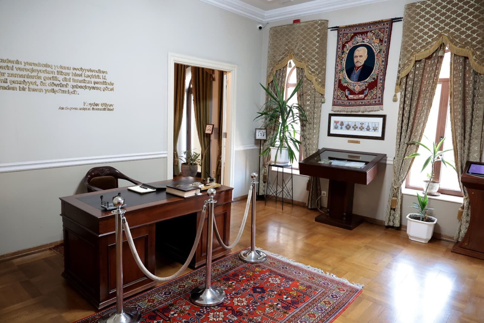 <p style="text-align: justify">აზერბაიჯანის რესპუბლიკის პირველი ლედი მეჰრიბან ალიევა მირზა-ფათალი ახუნდოვის სახელობის აზერბაიჯანული კულტურის მუზეუმს ეწვია.</p><p style="text-align: justify">პრესსამსახურის ინფორმაციით, მეჰრიბან ალიევასთან ერთად მუზეუმში პირველი ლედი თამარ ბაგრატიონი, კულტურის მინისტრი თინათინ რუხაძე, მისი მოადგილე გიორგი მირცხულავა და მირზა-ფათალი ახუნდოვის სახელობის აზერბაიჯანული კულტურის მუზეუმის დირექტორი ლეილა ალიევა იმყოფებოდნენ.</p><p style="text-align: justify">სტუმრები მუზეუმის ისტორიას გაეცნენ. ასევე დაათვალიერეს საექსპოზიციო სივრცე და ახუნდოვის კულტურის ცენტრი, სადაც შეხვედრები, გამოფენები და სხვადასხვა კულტურული ღონისძიებები ტარდება.</p><p style="text-align: justify">მუზეუმი 1982 წელს დიდი აზერბაიჯანელი დრამატურგის, საზოგადო მოღვაწისა და მწერლის 170-ე წლისთავთან დაკავშირებით გაიხსნა სწორედ იმ შენობაში, რომელშიც მირზა ახუნდოვი ცხოვრობდა. მირზა ახუნდოვის მოღვაწეობა მჭიდროდაა დაკავშირებული საქართველოსთან, ხოლო მისი მუზეუმი წარმოადგენს კულტურულ ხიდს საქართველოსა და აზერბაიჯანს შორის.</p>