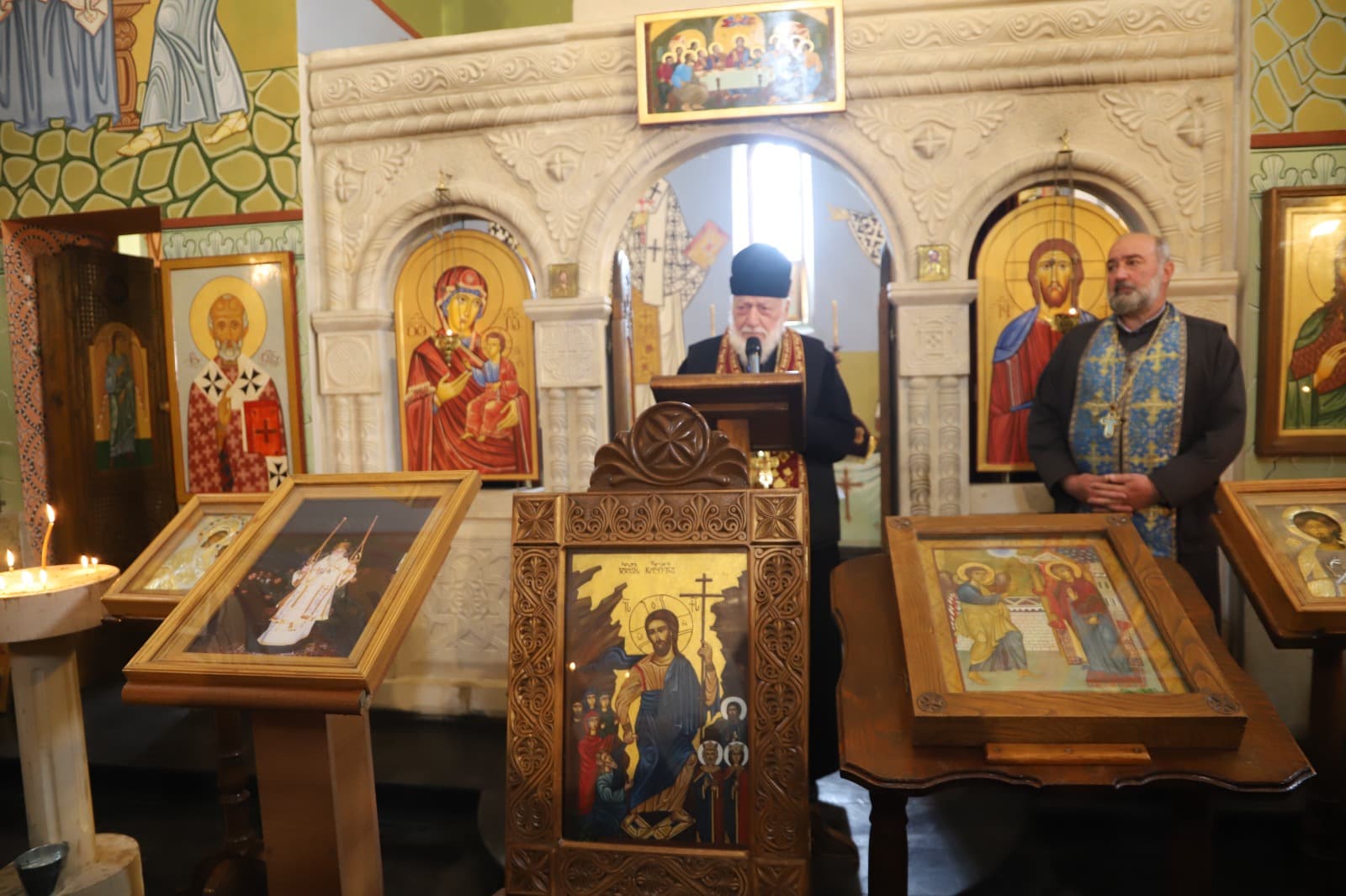 <p style="text-align: justify">თერჯოლის მუნიციპალიტეტის მერი მანუჩარ რობაქიძე, საკრებულოს თავმჯდომარე სოსო ჩაფიჩაძესთან ერთად, საქართველოს კათოლიკოს-პატრიარქის ხსოვნისადმი მიძღვნილ ღონისძიებას დაესწრო.</p><p style="text-align: justify">ღონისძიების ფარგლებში, ღვთისმშობლის ხარების ტაძარში ჩატარდა უწმინდესისა და უნეტარესის ილია II–ის სულის მოსახსენებელი პანაშვიდი; მოეწყო პატრიარქისადმი მიძღვნილი თემატური სტენდი, სადაც გამოფენილი იყო საჯარო სკოლის მოსწავლეთა თვალით დანახული პატრიარქის პორტრეტები, ქართული კალიგრაფიით შესრულებული „გვიყვარხარ პატრიარქო“, ასევე გაიმართა სხვა ღონისძიებები.&nbsp;</p><p style="text-align: justify">ღვთისმშობლის ხარების ტაძრის ეზოში, დაირგო კვიპაროსის და კედარის ნერგები.</p><p style="text-align: justify">ღონისძიებების ფარგლებში მონაწილეები კულტურის სახლის დარბაზში დოკუმენტური ფილმის "პატრიარქის"&nbsp; ჩვენებას დაესწრნენ. &nbsp;</p><p style="text-align: justify">პატრიარქის ხსოვნისადმი მიძღვნილი შემეცნებითი ღონისძიება მერიის განათლების, კულტურის,სპორტის და ახალგაზრდულ საქმეთა სამსახურის ორგანიზებით მოეწყო და მას თერჯოლისა და ტყიბულის მეუფე, მიტროპოლიტი &nbsp;გიორგი შალამბერიძე, მერის მოადგილეები: ზვიად ბაზაძე და მირზა ქოჩიაშვილი დაესწრნენ, ადგილობრივი ხელისუფლების და სასკოლო საზოგადოების &nbsp;წარმომადგენლებთან ერთად.</p>