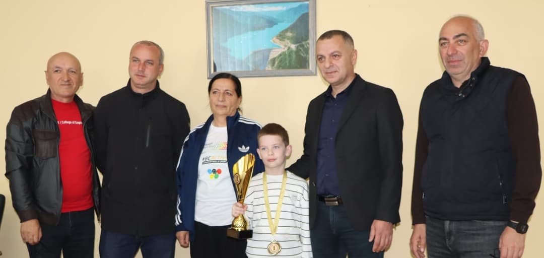 წალენჯიხის მუნიციპალიტეტის მერმა საქართველოს ჩემპიონს ჭადრაკში ანდრია სარიას ფულადი ჯილდო და სიმბოლური საჩუქარი გადასცა