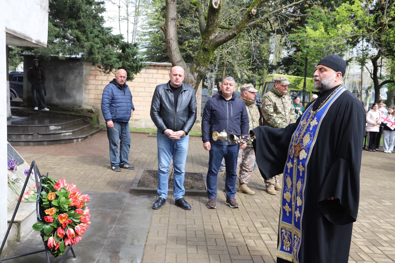 <p style="text-align: justify">თერჯოლის მუნიციპალიტეტის მერმა მანუჩარ რობაქიძემ, საკრებულოს თავმჯდომარემ სოსო ჩაფიჩაძემ და ადგილობრივი თვითმმართველობის სხვა წარმომადგენლებმა ქ.თერჯოლასა &nbsp;და სოფელ ძევრში, 9 აპრილის მემორიალები ყვავილებით შეამკეს და საქართველოს თავისუფლებისათვის ბრძოლაში დაღუპულთა ხსოვნას პატივი მიაგეს.&nbsp;</p><p style="text-align: justify">სასულიერო პირებმა გმირთა სულების მოსახსენებელი პანაშვიდი გადაიხადეს.&nbsp;</p><p style="text-align: justify">9 აპრილის ტრაგედიიდან 37 წელი გავიდა.</p>