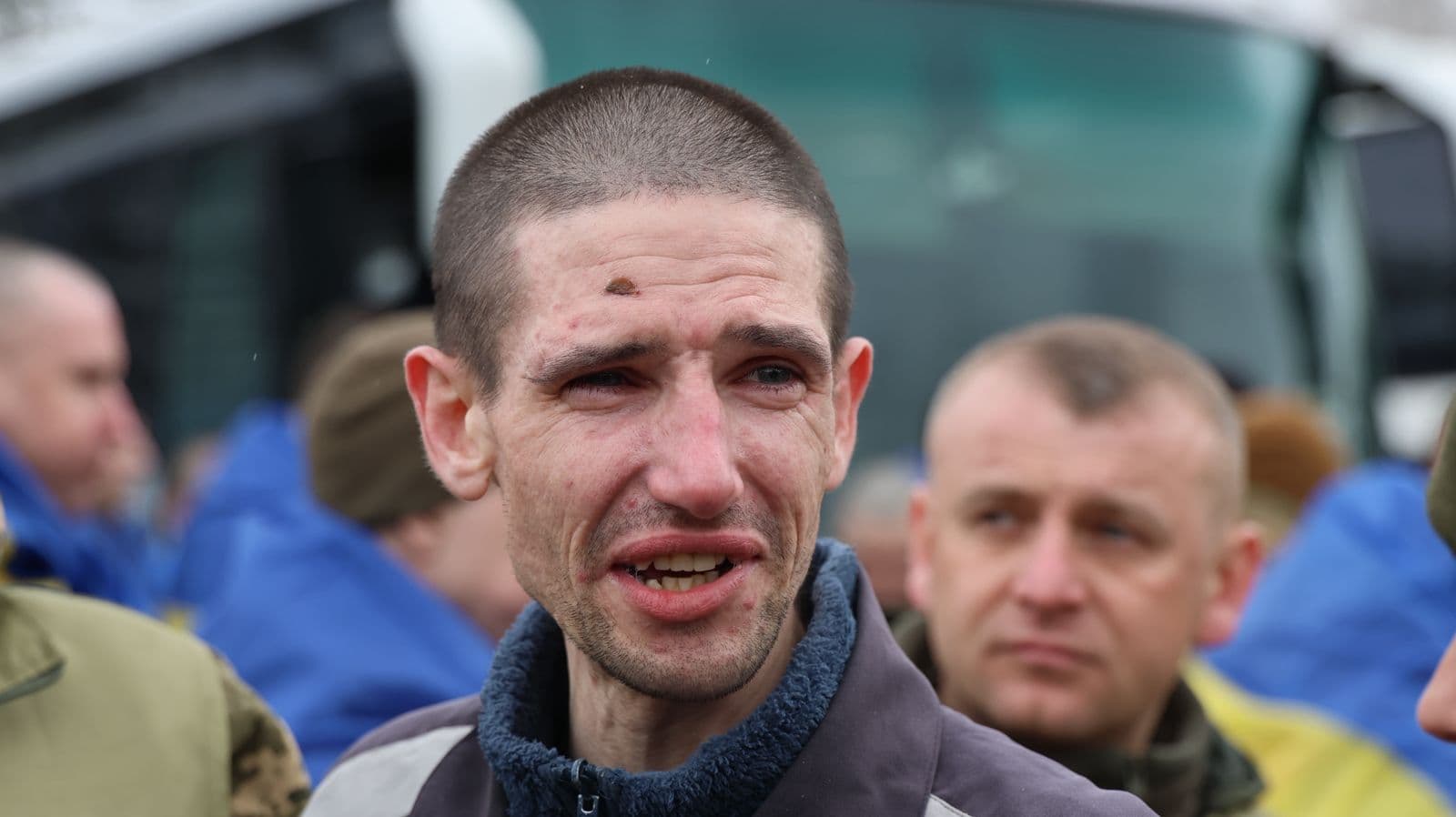 <p style="text-align: justify">უკრაინამ და რუსეთმა აღდგომის წინა დღეს სამხედრო ტყვეები გაცვალეს, სახლებში 175 დამცველი და 7 მშვიდობიანი მოქალაქე დაბრუნდა.</p><p style="text-align: justify">"ჩვენი ჯარისკაცები სახლში ბრუნდებიან. 175 ჯარისკაცი. შეიარაღებული ძალების, ეროვნული გვარდიის, სასაზღვრო დაცვის თანამშრომლები. რიგითები, სერჟანტები და ოფიცრები და შვიდი მშვიდობიანი მოქალაქე“, - განაცხადა უკრაინის პრეზიდენტმა ვოლოდიმირ ზელენსკიმ.</p><p style="text-align: justify">მისი თქმით, ტყვეობიდან დაბრუნებული ჯარისკაცები უკრაინას სხვადასხვა რაიონში იცავდნენ: მარიუპოლში, ჩერნობილის ატომურ ელექტროსადგურზე, დონეცკის, ლუგანსკის, ხარკოვის, ხერსონის, ზაპოროჟიეს, სუმის, კიევისა და კურსკის რაიონებში.</p><p style="text-align: justify">მათ შორის არიან დაჭრილები. უმეტესობა 2022 წლიდან ტყვეობაში იმყოფებოდა.</p><p style="text-align: justify">"მადლობა ყველა იმ დანაყოფს, რომელიც ავსებს ჩვენს გაცვლით ფონდს და ამით ჩვენს ხალხს დაბრუნებასთან აახლოებს. რუსული ტყვეობიდან ყველას დაბრუნება ჩვენთვის უმნიშვნელოვანესია. მადლობა მთელ მსოფლიოში ყველას, ვინც ამაში გვეხმარება“, - განაცხადა პრეზიდენტმა.</p><p style="text-align: justify">საკოორდინაციო შტაბმა აღნიშნა, რომ გათავისუფლებული ყველაზე ახალგაზრდა 22 წლისა, ყველაზე უფროსი - 63 წლის.</p><p style="text-align: justify">დღეს სამშობლოში ასევე შვიდი უკრაინელი მშვიდობიანი მოქალაქე დაბრუნდა, რომლებიც რუსეთის საოკუპაციო ძალებმა 2022 წელს დაატყვევეს.</p><div class="iframe-wrapper"><iframe src="https://www.facebook.com/plugins/video.php?height=314&amp;href=https%3A%2F%2Fwww.facebook.com%2Freel%2F981357450985761%2F&amp;show_text=false&amp;width=560&amp;t=0" frameborder="0" allowfullscreen="true" width="560" height="314" title="Embedded content" allow="autoplay; clipboard-write; encrypted-media; picture-in-picture; web-share" scrolling="no" style="border:none;overflow:hidden"></iframe></div>