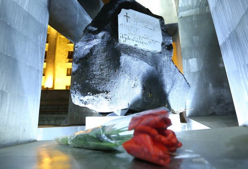 9 აპრილის მემორიალთან მოქალაქეები იკრიბებიან