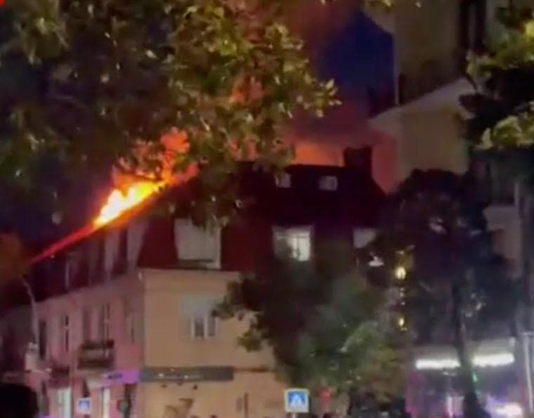 ბათუმში, სამსართულიან საცხოვრებელ სახლში ხანძარია