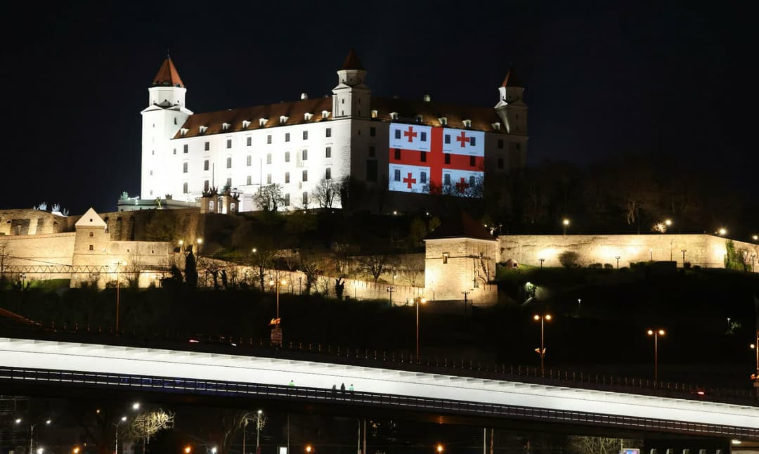 ბრატისლავას ციხესიმაგრე საქართველოს დროშის ფერებში განათდა