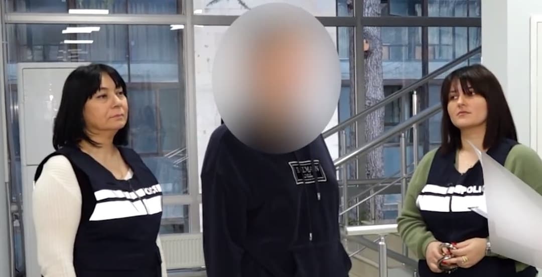 თბილისში ორი პირი დააკავეს, რომლებიც ორი ადამიანის 181 000 აშშ დოლარს, მაჯის საათსა და ყელსაბამს ყაჩაღურად დაეფულნენ