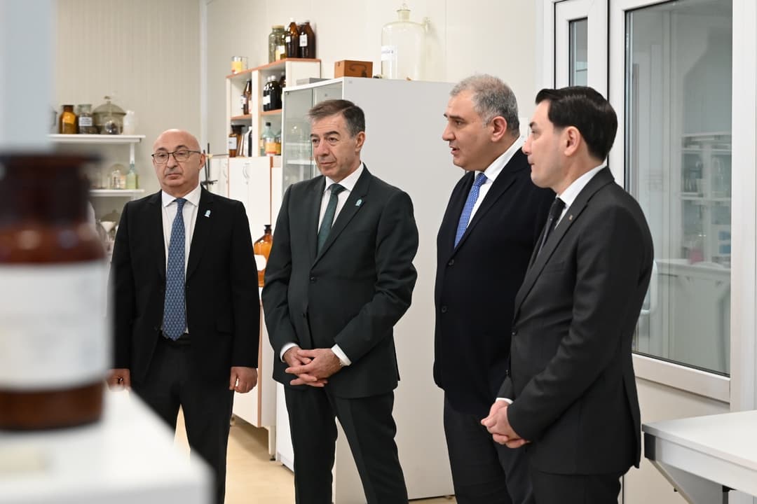 მიხეილ სარჯველაძე თურქმენეთის ელჩთან ერთად ფარმაკოქიმიის ინსტიტუტში იმყოფებოდა