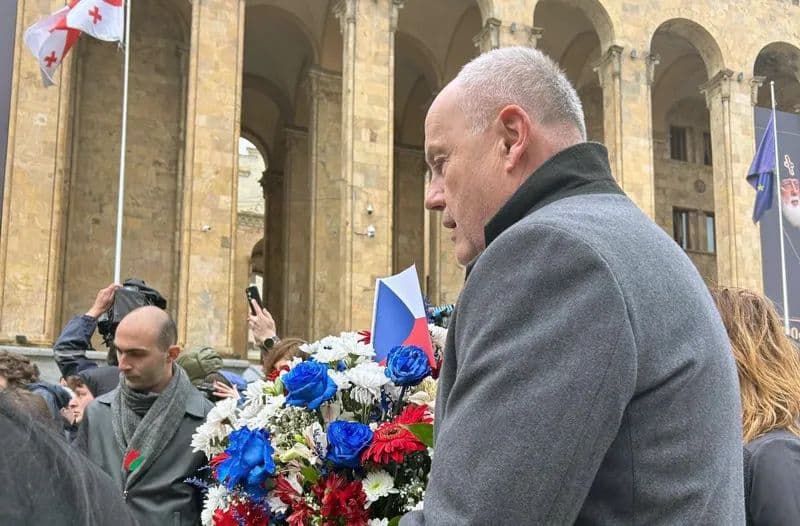 ჩეხეთის ელჩმა 9 აპრილს დაღუპული გმირების ხსოვნას პატივი მიაგო