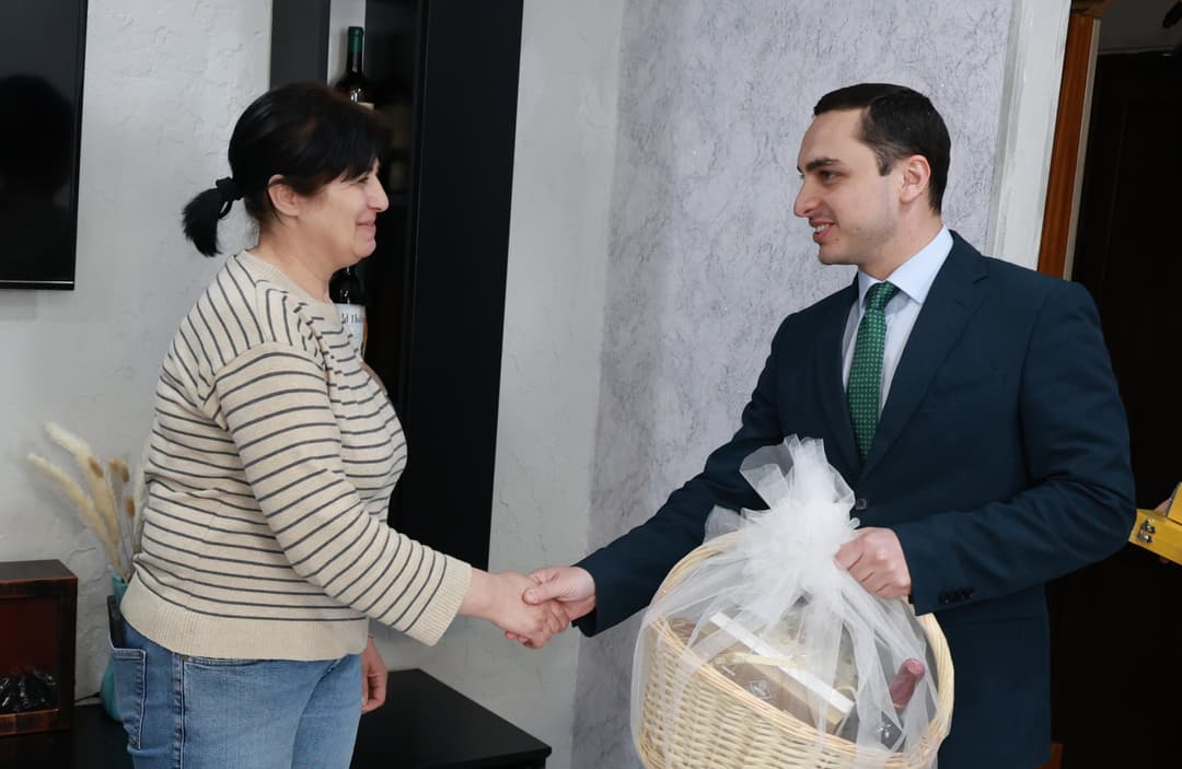 Abkhazian Government chairman visits displaced families ahead of Easter