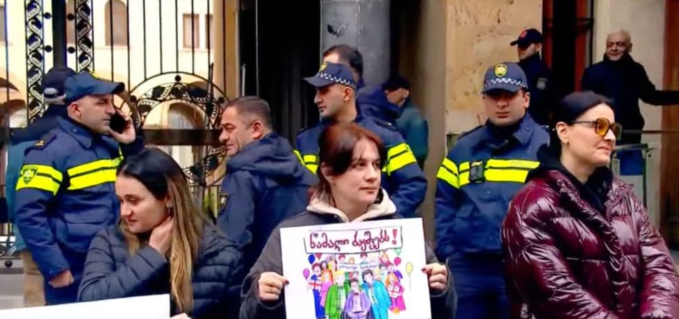 Demonstrators accused the minister of misleading the public, saying his statements about the effectiveness of medication do not reflect the reality faced by patients and their families