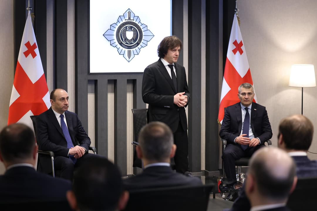 ირაკლი კობახიძემ სახელმწიფო უსაფრთხოების სამსახურის ახალი უფროსი გეკა გელაძე უწყების თანამშრომლებს წარუდგინა