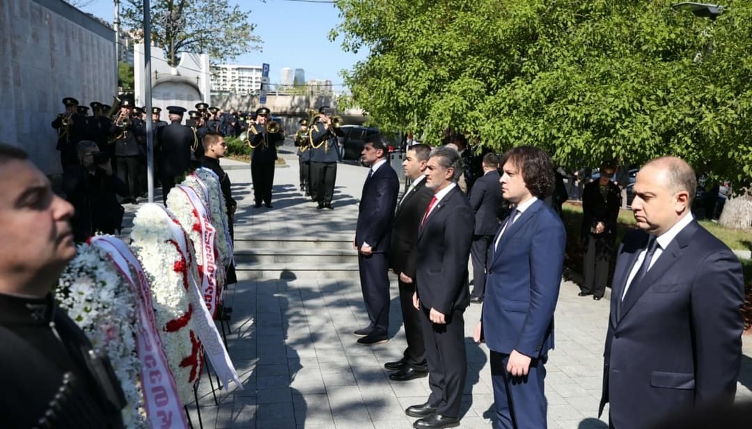 ირაკლი კობახიძემ თავდაცვის ძალების დღესთან დაკავშირებით გმირთა მემორიალი გვირგვინით შეამკო