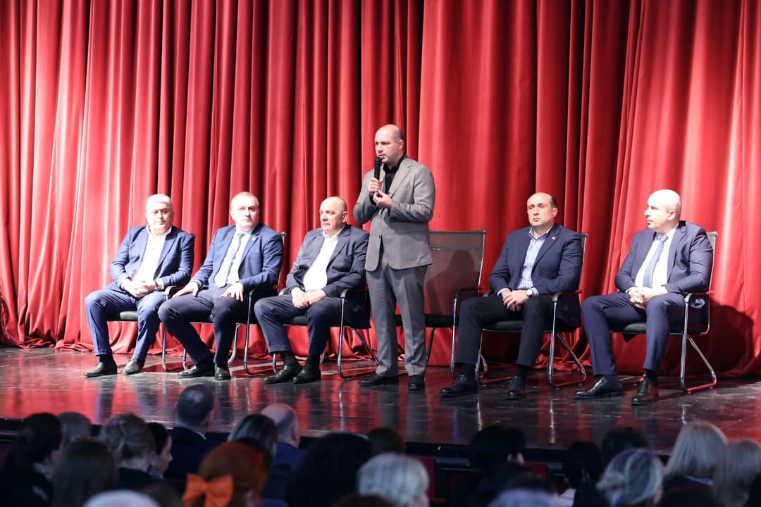 გივი მიქანაძემ სამტრედიაში იმერეთის რეგიონის საჯარო სკოლების მოსწავლეთა მშობლებთან შეხვედრა გამართა