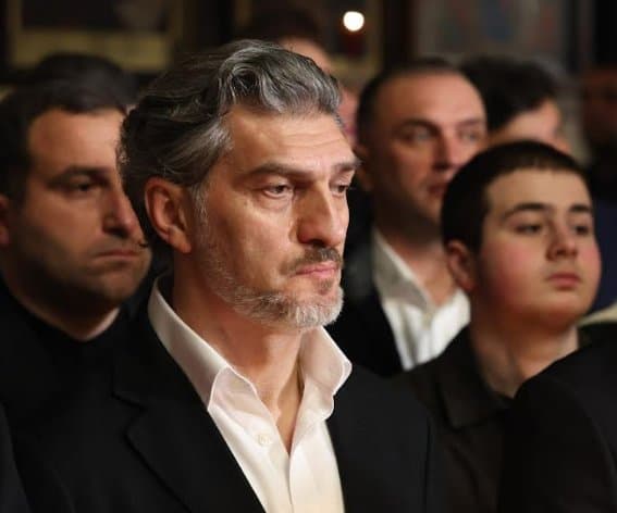 მიხეილ ყაველაშვილი სიონის საპატრიარქო ტაძარში სააღდგომო ლიტურგიას შვილებთან ერთად დაესწრო