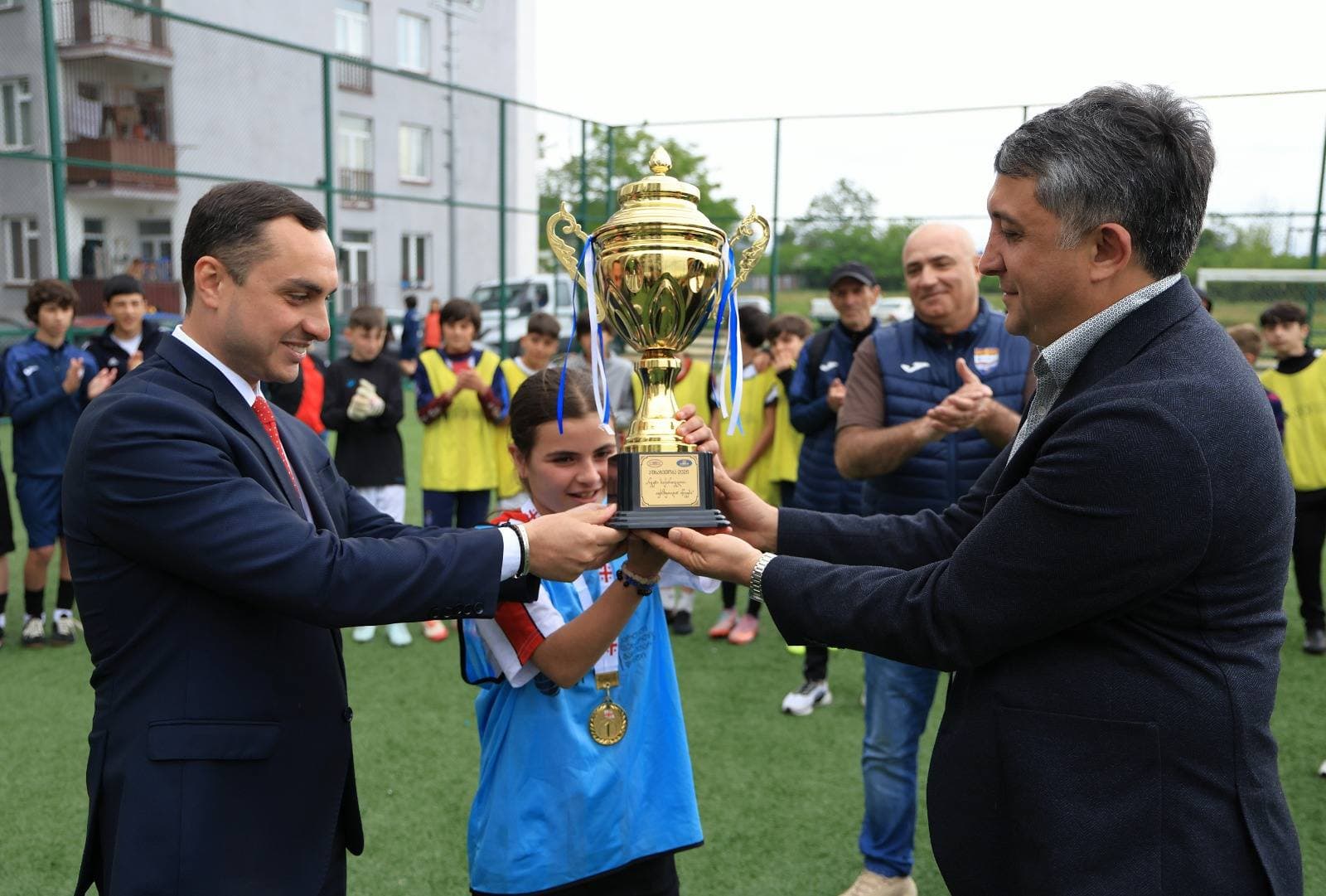 <p style="text-align: justify">ზუგდიდში, ბარამიას ქუჩაზე, დევნილთა ჩასახლებაში ახალი საფეხბურთო სტადიონი აშენდა.</p><p style="text-align: justify">ბარამიას ქუჩაზე ახალი სპორტული მოედნის მოსაწყობად 224 400 ლარი ადგილობრივი ბიუჯეტიდან გამოიყო.</p><p style="text-align: justify">დღეს, ბარამიას ახალ სტადიონზე, ა(ა)იპ ზუგდიდის მუნიციპალიტეტის საფეხბურთო კლუბ „ოდიში 1919“-ის ორგანიზებით, ტურნირი ჩატარდა, რომელშიც თაბუკაშვილისა და ბარამიას დევნილთა ჩასახლების საფეხბურთო გუნდებმა მიიღეს მონაწილეობა.</p><p style="text-align: justify">"ბარამიას ქუჩაზე ახალი სტადიონის მშენებლობა მმართველი პოლიტიკური გუნდის წინასაარჩევნო დაპირება იყო. ბარამიას დასახლებაში ბევრი ახალგაზრდა ცხოვრობს და ახალი სპორტული მოედნის მშენებლობა მნიშვნელოვანი იყო როგორც სპორტის ხელშეწყობის, ასევე ჯანსაღი ცხოვრების წესის პოპულარიზაციისთვის. განსაკუთრებული მადლობა ხვიჩა კვარაცხელიას - ადამიანს რომელმაც უამრავ ბავშვს მისცა მოტივაცია და სპორტის სიყვარული გაუჩინა", - განაცხადა მერმა.</p><p style="text-align: justify">ტურნირს ზუგდიდის მუნიციპალიტეტის მერი დავით კოდუა, პარლამენტის წევრები - ზუგდიდის დელეგატი ედიშერ თოლორაია, გრეტა წიწავა, აფხაზეთის ავტონომიური რესპუბლიკის მთავრობის თავმჯდომარე გიორგი ჯინჭარაძე, აფხაზეთის ავტონომიური რესპუბლიკის იძულებით გადაადგილებულ პირთა დევნილთა მინისტრი დავით ფაცაცია, აფხაზეთის მთავრობის წევრები და მერის მოადგილეები დაესწრნენ.</p>