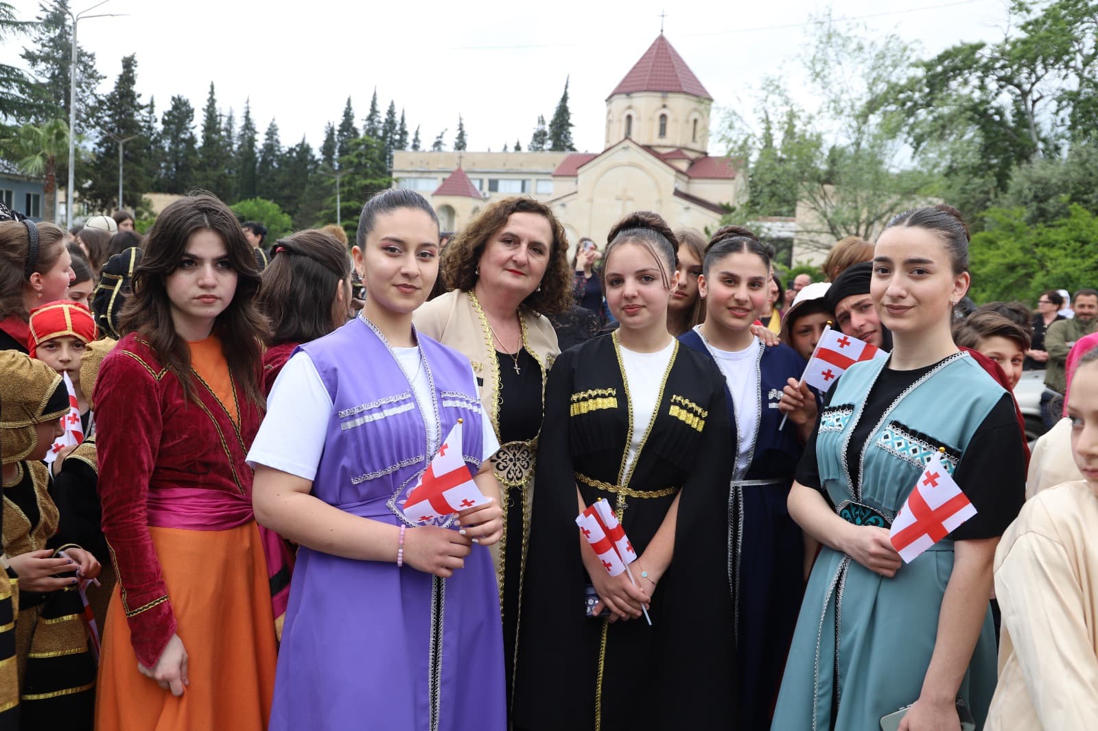 <p style="text-align: justify">თერჯოლაში, მუნიციპალიტეტის მერის მხარდაჭერით და მერიის განათლების, კულტურის, სპორტის და ახალგაზრდულ საქმეთა სამსახურის ორგანიზებით, ეროვნული სამოსის დღე აღინიშნა.</p><p style="text-align: justify">ღონისძიების ფარგლებში ქალაქის ცენტრში არსებული ხარების სახელობის ტაძრიდან მოსწავლეთა კოსტიუმირებული მსვლელობა გაიმართა; ლ.გოგიაშვილის სახელობის სკვერში მოეწყო ადგილობრივი მეწარმეებისა, კულტურის და მოსწავლე ახალგაზრდობის აიპების მოსწავლეთა ნამუშევრების გამოფენა; საქართველოს სხვადასხვა კუთხეების სამოსისა და ეთნოგრაფიის წარმოდგენა სკოლების, ანსამბლების და აიპების მონაწილეობით; ღონისძიებების დასასრულს, ადგილობრივი ანსამბლების მონაწილეობით ჩატარდა კონცერტი ამფითეატრის სცენაზე. მადლობის სიგელებით დაჯილდოვდნენ ღონისძიებაში მონაწილე დაწესებულებები.</p><p style="text-align: justify">ეროვნული სამოსის დღე თერჯოლელებს მიულოცეს მუნიციპალიტეტის მერმა მანუჩარ რობაქიძემ, საკრებულოს თავმჯდომარე სოსო ჩაფიჩაძემ და თერჯოლისა და ტყიბულის ეპარქიის მიტროპოლიტმა მეუფე გიორგიმ.</p><p style="text-align: justify">საქართველოში ეროვნული სამოსის დღე 2016 წელს დაწესდა, რომლის მიზანია ქართული კულტურის პოპულარიზაცია და ქვეყნის საზღვრებს გარეთ გატანა.</p><p style="text-align: justify">18 მაისი ეროვნული სამოსის დღე თერჯოლაში 2024 წლიდან აღინიშნება.</p>