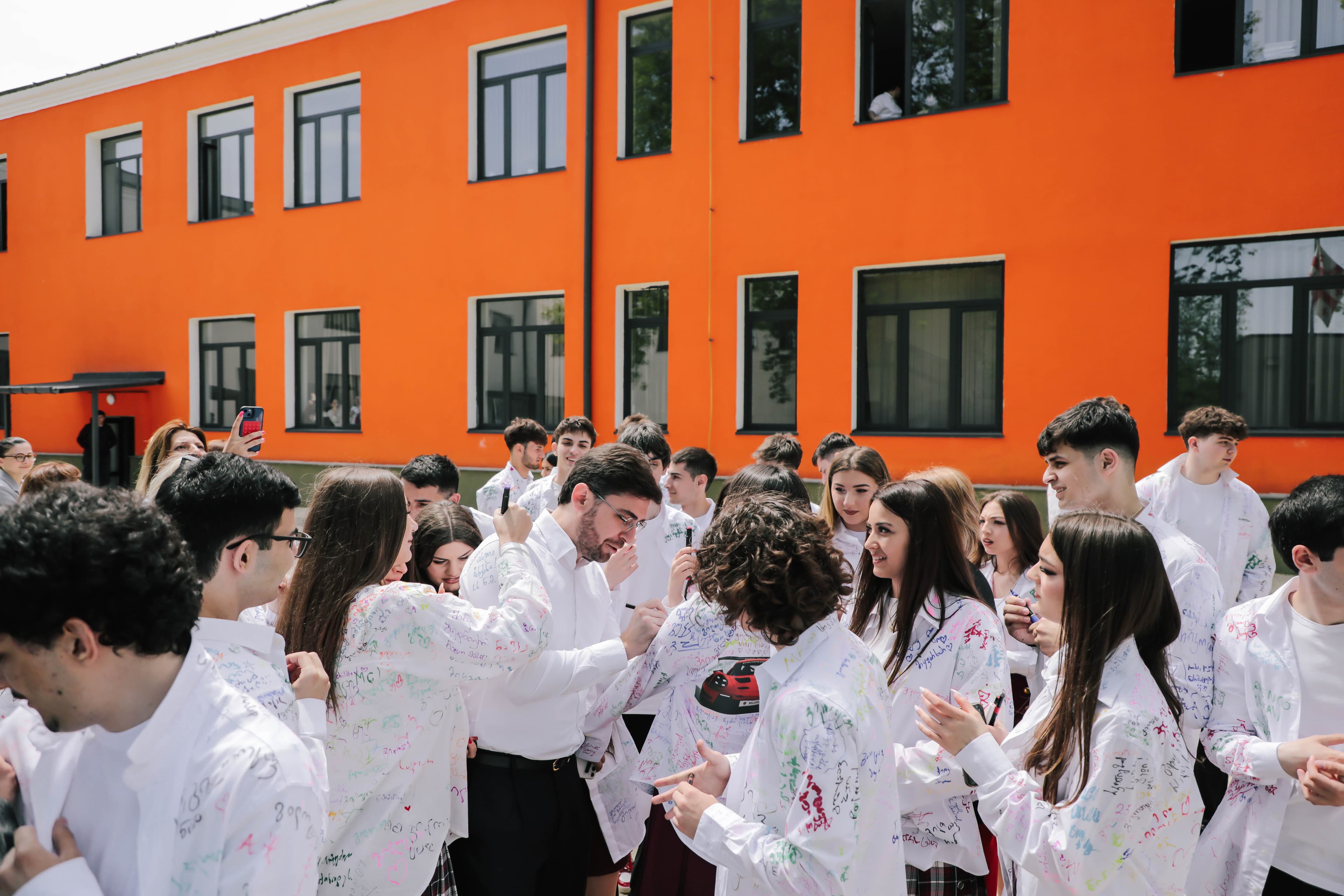 <p style="text-align: justify">ქალაქ ფოთში 368 &nbsp;მოსწავლისათვის ბოლო ზარი დაირეკა.</p><p style="text-align: justify">ფოთის მერმა ბექა ვაჭარაძემ კურსდამთავრებულებს სკოლის დამთავრება მიულოცა და წარმატებული მომავალი უსურვა.</p><p style="text-align: justify">"ცხოვრების ახალი ეტაპის დაწყებას გილოცავთ, მეგობრებო. იბრწყინეთ ყველგან, სადაც იქნებით“ - აღნიშნა ფოთის მერმა ბექა ვაჭარაძემ.</p><p>&nbsp;</p>