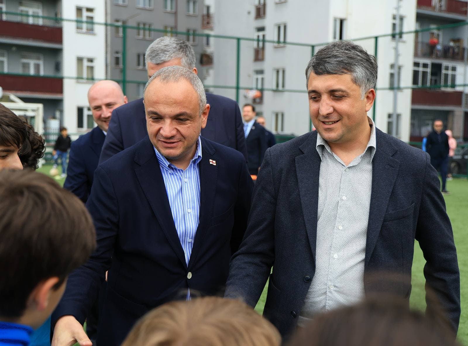 <p style="text-align: justify">ზუგდიდში, ბარამიას ქუჩაზე, დევნილთა ჩასახლებაში ახალი საფეხბურთო სტადიონი აშენდა.</p><p style="text-align: justify">ბარამიას ქუჩაზე ახალი სპორტული მოედნის მოსაწყობად 224 400 ლარი ადგილობრივი ბიუჯეტიდან გამოიყო.</p><p style="text-align: justify">დღეს, ბარამიას ახალ სტადიონზე, ა(ა)იპ ზუგდიდის მუნიციპალიტეტის საფეხბურთო კლუბ „ოდიში 1919“-ის ორგანიზებით, ტურნირი ჩატარდა, რომელშიც თაბუკაშვილისა და ბარამიას დევნილთა ჩასახლების საფეხბურთო გუნდებმა მიიღეს მონაწილეობა.</p><p style="text-align: justify">"ბარამიას ქუჩაზე ახალი სტადიონის მშენებლობა მმართველი პოლიტიკური გუნდის წინასაარჩევნო დაპირება იყო. ბარამიას დასახლებაში ბევრი ახალგაზრდა ცხოვრობს და ახალი სპორტული მოედნის მშენებლობა მნიშვნელოვანი იყო როგორც სპორტის ხელშეწყობის, ასევე ჯანსაღი ცხოვრების წესის პოპულარიზაციისთვის. განსაკუთრებული მადლობა ხვიჩა კვარაცხელიას - ადამიანს რომელმაც უამრავ ბავშვს მისცა მოტივაცია და სპორტის სიყვარული გაუჩინა", - განაცხადა მერმა.</p><p style="text-align: justify">ტურნირს ზუგდიდის მუნიციპალიტეტის მერი დავით კოდუა, პარლამენტის წევრები - ზუგდიდის დელეგატი ედიშერ თოლორაია, გრეტა წიწავა, აფხაზეთის ავტონომიური რესპუბლიკის მთავრობის თავმჯდომარე გიორგი ჯინჭარაძე, აფხაზეთის ავტონომიური რესპუბლიკის იძულებით გადაადგილებულ პირთა დევნილთა მინისტრი დავით ფაცაცია, აფხაზეთის მთავრობის წევრები და მერის მოადგილეები დაესწრნენ.</p>