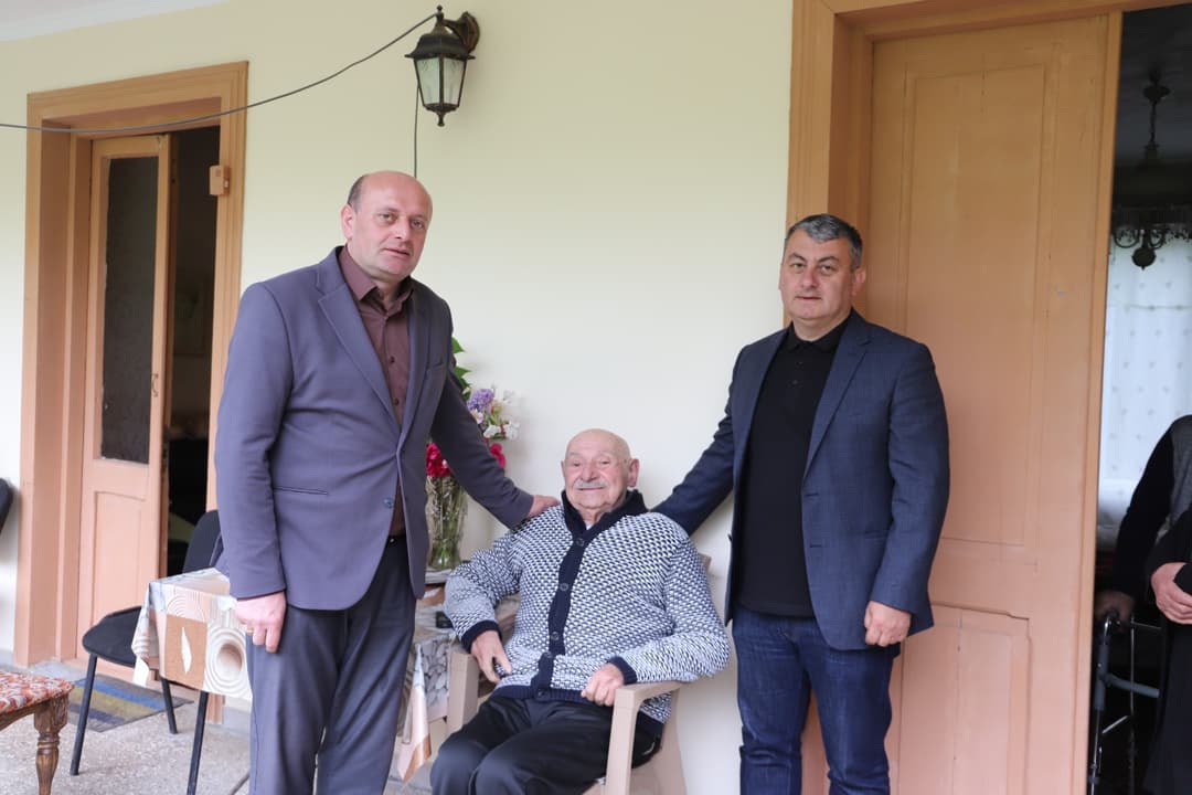 თერჯოლის მუნიციპალიტეტის მერმა აკადემიკოს ზურაბ რობაქიძეს 95 წლის იუბილე მიულოცა