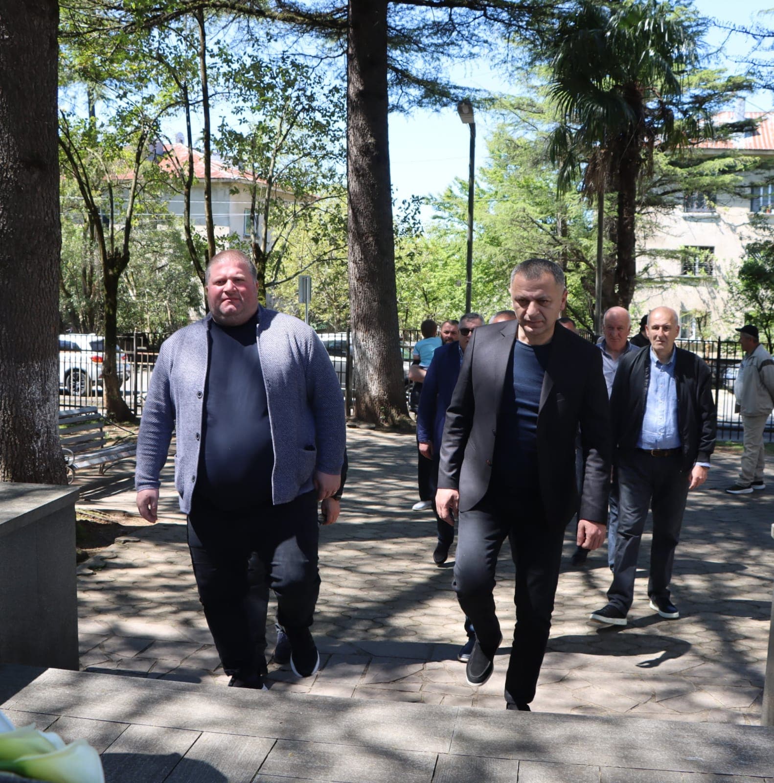 <p style="text-align: justify">ფაშიზმზე გამარჯვების 81-ე წლისთავთან დაკავშირებით, წალენჯიხის მუნიციპალიტეტის მერმა გუბა საჯაიამ&nbsp; მოადგილეებთან, &nbsp;საკრებულოს თავმჯდომარე ცოტნე შონიასთან, საკრებულოს წევრებთან და ადგილობრივი თვითმმართველობის წარმომადგენლებთან ერთად ომში დაღუპულთა ხსოვნას პატივი მიაგო და მათი საფლავები და მემორიალები ყვავილებით შეამკო.</p><p style="text-align: justify">9 მაისთან დაკავშირებით, წალენჯიხის მერია სოციალური დაცვის პროგრამის ფარგლებში, მეორე მსოფლიო ომის მონაწილე ვეტერანებთან გათანაბრებულ პირებს ერთჯერადად ფულად დახმარებას გადასცემს.</p><p style="text-align: justify">საქართველოს მთავრობის განკარგულებით, ფაშიზმზე გამარჯვების 81 წლისთავთან დაკავშირებით, მეორე მსოფლიო ომის მონაწილეები ერთჯერადი ფულადი სოციალური დახმარების სახით - 2000 ლარს, ხოლო მეორე მსოფლიო ომში დაღუპულთა ოჯახის წევრები 1000 ლარს მიიღებენ.</p><p style="text-align: justify">მეორე მსოფლიო ომში საქართველოდან 700 000 ადამიანი წავიდა.</p>
