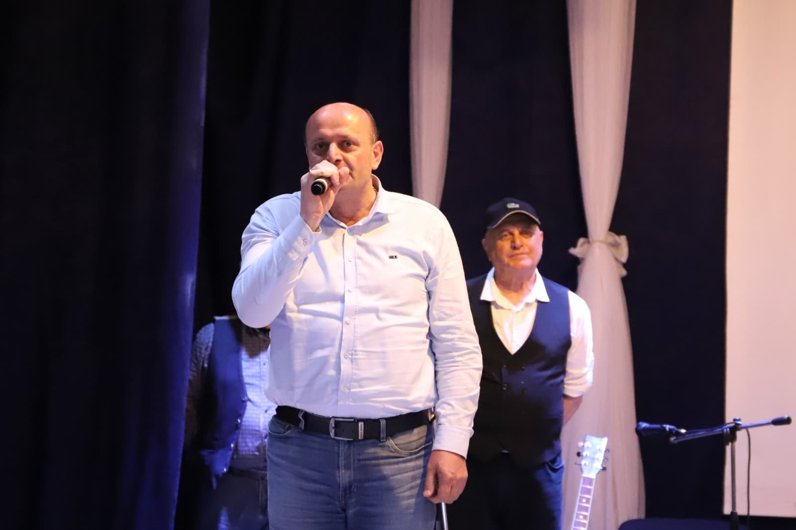 <p style="text-align: justify">თერჯოლის მუნიციპალიტეტის მერი მანუჩარ რობაქიძე, საკრებულოს თავმჯდომარე სოსო ჩაფიჩაძესთან ერთად, ანსამბლ "შესანიშნავი შვიდეულის" კონცერტს დაესწრო.</p><p style="text-align: justify">ღონისძიებას სახელწოდებით "მიყვარხარ საქართველო", თერჯოლის კულტურის სახლმა უმასპინძლა.</p><p style="text-align: justify">ყველა თაობისთვის საყვარელი რეპერტუარით &nbsp;და მონატრებული ჰიტებით წარდგნენ თერჯოლელი მსმენელის წინაშე ქართული ესტრადის ვარსკვლავები: ბესო კალანდაძე, ნუგზარ ერგემლიძე, ნუგზარ კვაშალი, ზურაბ კობეშავიძე, კაკო ვაშალომიძე, ზურაბ ცისკარიძე, ვახტანგ ტატიშვილი და მერაბ სანოძე.</p><p style="text-align: justify">თერჯოლაში "შესანიშნავი შვიდეულის" კონცერტი საქართველოს კულტურის სამინისტროს და "შემოქმედებითი საქართველოს" მხარდაჭერით და მუნიციპალიტეტის მერიის განათლების, კულტურის, სპორტის და ახალგაზრდულ საქმეთა სამსახურის ორგანიზებით მოეწყო.</p><p style="text-align: justify">ღონისძიებას ადგილობრივი ხელისუფლების წარმომადგენლებთან ერთად მუნიციპალიტეტის სკოლის მოსწავლეები დაესწრნენ.</p>