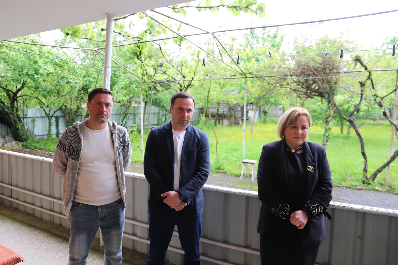 <p style="text-align: justify">თერჯოლის მუნიციპალიტეტის მერმა მანუჩარ რობაქიძემ აკადემიკოს ზურაბ რობაქიძეს დაბადების დღე მიულოცა.&nbsp;</p><p style="text-align: justify">დღეს მედიცინის მეცნიერებათა დოქტორს, პროფესორ-ტრანსფუზიოლოგ ზურაბ რობაქიძეს 95 წელი შეუსრულდა.</p><p style="text-align: justify">მანუჩარ რობაქიძე, საკრებულოს თავმჯდომარე სოსო ჩაფიჩაძესთან ერთად, საიუბილეო თარიღის მისალოცად ზურაბ რობაქიძეს სახლში ეწვია, სიმბოლური საჩუქარი გადასცა და დიდხანს სიცოცხლე უსურვა.</p><p style="text-align: justify">"საპატიო თერჯოლელი ზურაბ რობაქიძე &nbsp;წლების განმავლობაში ერთგულად და დაუღალავად ემსახურებოდა ჩვენ ქვეყანას. გამორჩეული პროფესიონალიზმით, სიყვარულითა და ენერგიით ზრუნავდა ადამიანების ჯანმრთელობასა და კეთილდღეობაზე. მინდა მთელი გულით მივულოცო 95-ე დაბადების დღე და გიორგობის დღესასწაული, მადლობა მას გაწეული ღვაწლისთვის. ვუსურვებ დღეგრძელობას, ჯანმრთელობას და დიდხანს სიცოცხლეს", - განაცხადა მუნიციპალიტეტის მერმა.</p><p style="text-align: justify">ზურაბ რობაქიძე 1931 წელს თერჯოლაში დაიბადა. 1957 წლიდან მოღვაწეობს ჰემატოლოგიისა და ტრანსფუზიოლოგიის დარგში. 2006 წლიდან &nbsp;იყო საქართველოს ტრანსფუზიოლოგთა ეროვნული ასოციაციის პრეზიდენტი. არის 200-მდე სამეცნიერო ნაშრომის და გამოგონების ავტორი და მსოფლიო აკადემიის წევრი ჰემოთერაპიაში.&nbsp;</p><p style="text-align: justify">შეხვედრას თერჯოლის მაჟორიტარი დეპუტატი ზურა ჩხიკვაძე, მერიის სოციალურ საქმეთა სამსახურის უფროსი დიანა ფოცხერაშვილი და მერის წარმომადგენელი კოტე ძოწენიძე ესწრებოდნენ.</p>