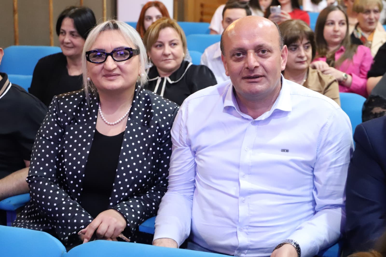 <p style="text-align: justify">თერჯოლის მუნიციპალიტეტის მერი მანუჩარ რობაქიძე, საკრებულოს თავმჯდომარე სოსო ჩაფიჩაძესთან ერთად, ანსამბლ "შესანიშნავი შვიდეულის" კონცერტს დაესწრო.</p><p style="text-align: justify">ღონისძიებას სახელწოდებით "მიყვარხარ საქართველო", თერჯოლის კულტურის სახლმა უმასპინძლა.</p><p style="text-align: justify">ყველა თაობისთვის საყვარელი რეპერტუარით &nbsp;და მონატრებული ჰიტებით წარდგნენ თერჯოლელი მსმენელის წინაშე ქართული ესტრადის ვარსკვლავები: ბესო კალანდაძე, ნუგზარ ერგემლიძე, ნუგზარ კვაშალი, ზურაბ კობეშავიძე, კაკო ვაშალომიძე, ზურაბ ცისკარიძე, ვახტანგ ტატიშვილი და მერაბ სანოძე.</p><p style="text-align: justify">თერჯოლაში "შესანიშნავი შვიდეულის" კონცერტი საქართველოს კულტურის სამინისტროს და "შემოქმედებითი საქართველოს" მხარდაჭერით და მუნიციპალიტეტის მერიის განათლების, კულტურის, სპორტის და ახალგაზრდულ საქმეთა სამსახურის ორგანიზებით მოეწყო.</p><p style="text-align: justify">ღონისძიებას ადგილობრივი ხელისუფლების წარმომადგენლებთან ერთად მუნიციპალიტეტის სკოლის მოსწავლეები დაესწრნენ.</p>