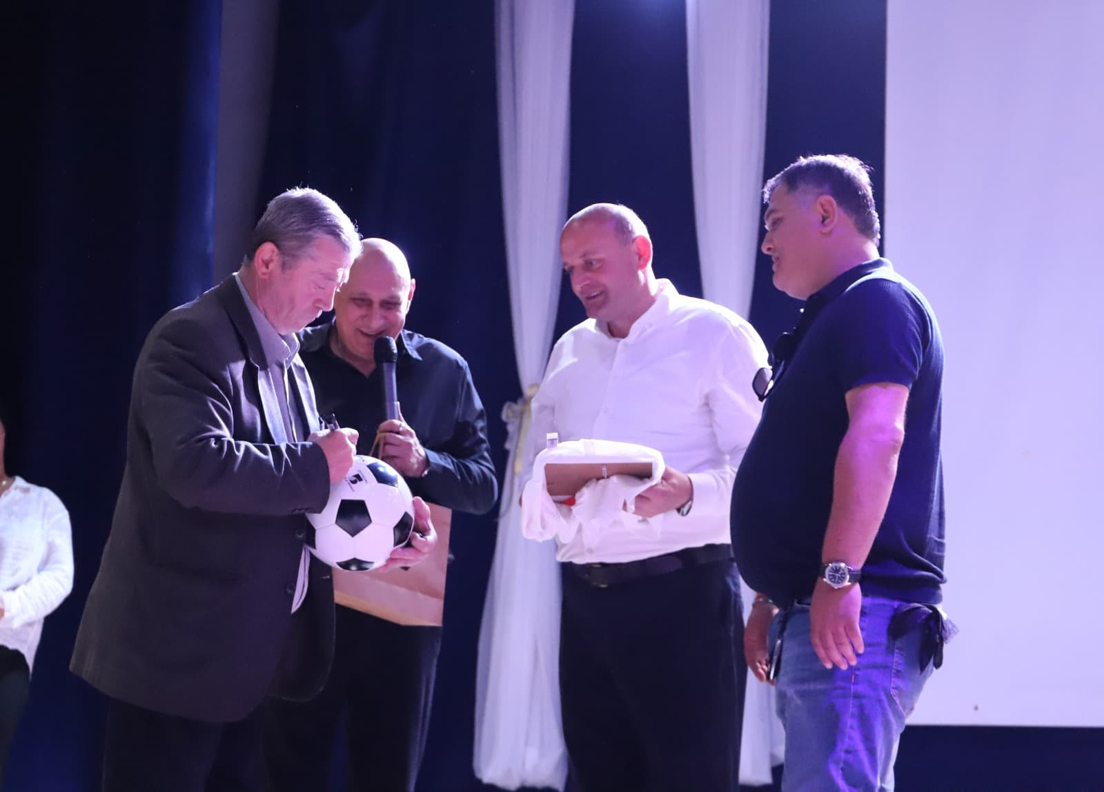 <p style="text-align: justify">მუნიციპალიტეტის მერიის მხარდაჭერით, თერჯოლაში ცნობილი ქართველი ფეხბურთელის გელა კეტაშვილის საღამო გაიმართა. ღონისძიებას მუნიციპალიტეტის მერი მანუჩარ რობაქიძე დაესწრო, საკრებულოს თავმჯდომარე სოსო ჩაფიჩაძესთან და ადგილობრივი ხელისუფლების წარმომადგენლებთან ერთად.</p><p style="text-align: justify">კულტურის სახლში გამართული ღონისძიების ფარგლებში, ჩატარდა ლეგენდარული ფეხბურთელის შესახებ წიგნის პრეზენტაცია, ადგილობრივი ანსამბლების საკონცერტო ნომრებთან ერთად, მოეწყო ფილმის ჩვენებაც.</p><p style="text-align: justify">ფეხბურთში პირველ და ერთადერთ ოლიმპიურ ჩემპიონს გელა კეტაშვილის მუნიციპალიტეტის ხელმძღვანელი პირები და სპორტსმენები შეხვდნენ. &nbsp;</p><p style="text-align: justify">ცნობილი ფეხბურთელის პატივსაცემი საღამო, მერიის განათლების კულტურის, სპორტის და ახალგაზრდულ საქმეთა სამსახურის ორგანიზებით მოეწყო.</p>