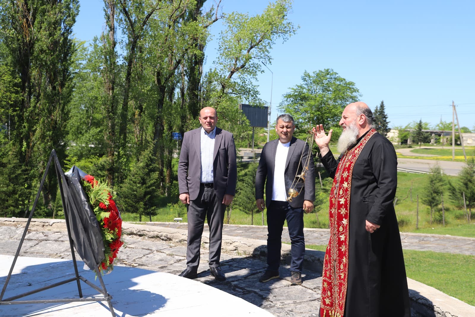 <p style="text-align: justify">ფაშიზმზე გამარჯვების დღის აღსანიშნავად, თერჯოლის მუნიციპალიტეტის მერმა მანუჩარ რობაქიძემ და საკრებულოს თავმჯდომარე სოსო ჩაფიჩაძემ &nbsp;ქალაქ თერჯოლასა და ჩხარის ადმინისტრაციულ ერთეულში გვირგვინებით შეამკეს გმირთა დიდების მემორიალი და დავით ჯაბიძის ძეგლი და პატივი მიაგეს მეორე მსოფლიო ომის მონაწილეთა ხსოვნას.</p><p style="text-align: justify">სულის მოსახსენებელი პანაშვიდი გადაიხადეს &nbsp;თერჯოლის და ტყიბულის ეპარქიის სასულიერო პირებმა - დეკანოზმა ქრისტეფორემ და მამა რომანოზმა.</p><p style="text-align: justify">მეორე მსოფლიო ომში თერჯოლიდან 3 533 ადამიანი გაიწვიეს, 2325 დაიღუპა, ან უგზო-უკვლოდ დაიკარგა, ხოლო შინ დაბრუნდა 1 208 მებრძოლი.</p><p style="text-align: justify">საქართველოს მთავრობის განკარგულებით, ფაშიზმზე გამარჯვების 81-ე წლისთავთან დაკავშირებით, მეორე მსოფლიო ომის მონაწილეები ერთჯერადად 2000 ლარს, ხოლო მეორე მსოფლიო ომში დაღუპულთა ოჯახის წევრები - 1000 ლარს მიიღებენ.</p><p style="text-align: justify">ღონისძიებას თერჯოლის მუნიციპალიტეტის მერის მოადგილეები ზვიად ბაზაძე, მირზა ქოჩიაშვილი, მერიის განათლების, კულტურის,სპორტის და ახალგაზრდულ საქმეთა სამსახურის უფროსი მაკა ასათიანი, მაჟორიტარი დეპუტატები და &nbsp;მერიის თანამშრომლები ესწრებოდნენ.</p>