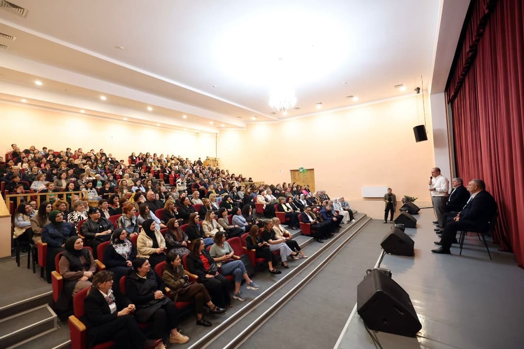 გივი მიქანაძემ ახმეტის მუნიციპალიტეტში საჯარო სკოლების მოსწავლეთა მშობლებთან შეხვედრა გამართა
