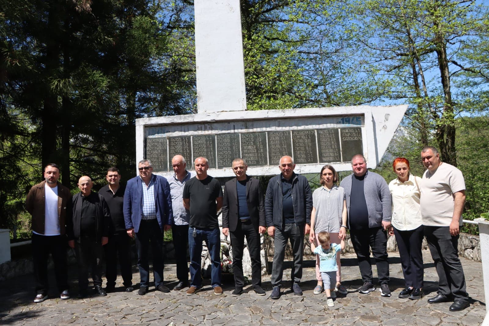 <p style="text-align: justify">ფაშიზმზე გამარჯვების 81-ე წლისთავთან დაკავშირებით, წალენჯიხის მუნიციპალიტეტის მერმა გუბა საჯაიამ&nbsp; მოადგილეებთან, &nbsp;საკრებულოს თავმჯდომარე ცოტნე შონიასთან, საკრებულოს წევრებთან და ადგილობრივი თვითმმართველობის წარმომადგენლებთან ერთად ომში დაღუპულთა ხსოვნას პატივი მიაგო და მათი საფლავები და მემორიალები ყვავილებით შეამკო.</p><p style="text-align: justify">9 მაისთან დაკავშირებით, წალენჯიხის მერია სოციალური დაცვის პროგრამის ფარგლებში, მეორე მსოფლიო ომის მონაწილე ვეტერანებთან გათანაბრებულ პირებს ერთჯერადად ფულად დახმარებას გადასცემს.</p><p style="text-align: justify">საქართველოს მთავრობის განკარგულებით, ფაშიზმზე გამარჯვების 81 წლისთავთან დაკავშირებით, მეორე მსოფლიო ომის მონაწილეები ერთჯერადი ფულადი სოციალური დახმარების სახით - 2000 ლარს, ხოლო მეორე მსოფლიო ომში დაღუპულთა ოჯახის წევრები 1000 ლარს მიიღებენ.</p><p style="text-align: justify">მეორე მსოფლიო ომში საქართველოდან 700 000 ადამიანი წავიდა.</p>
