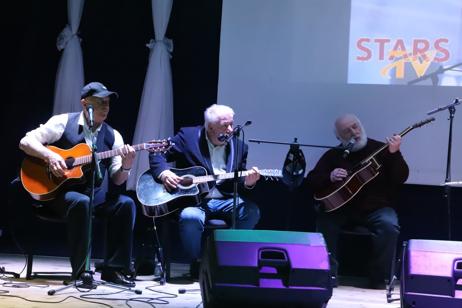 <p style="text-align: justify">თერჯოლის მუნიციპალიტეტის მერი მანუჩარ რობაქიძე, საკრებულოს თავმჯდომარე სოსო ჩაფიჩაძესთან ერთად, ანსამბლ "შესანიშნავი შვიდეულის" კონცერტს დაესწრო.</p><p style="text-align: justify">ღონისძიებას სახელწოდებით "მიყვარხარ საქართველო", თერჯოლის კულტურის სახლმა უმასპინძლა.</p><p style="text-align: justify">ყველა თაობისთვის საყვარელი რეპერტუარით &nbsp;და მონატრებული ჰიტებით წარდგნენ თერჯოლელი მსმენელის წინაშე ქართული ესტრადის ვარსკვლავები: ბესო კალანდაძე, ნუგზარ ერგემლიძე, ნუგზარ კვაშალი, ზურაბ კობეშავიძე, კაკო ვაშალომიძე, ზურაბ ცისკარიძე, ვახტანგ ტატიშვილი და მერაბ სანოძე.</p><p style="text-align: justify">თერჯოლაში "შესანიშნავი შვიდეულის" კონცერტი საქართველოს კულტურის სამინისტროს და "შემოქმედებითი საქართველოს" მხარდაჭერით და მუნიციპალიტეტის მერიის განათლების, კულტურის, სპორტის და ახალგაზრდულ საქმეთა სამსახურის ორგანიზებით მოეწყო.</p><p style="text-align: justify">ღონისძიებას ადგილობრივი ხელისუფლების წარმომადგენლებთან ერთად მუნიციპალიტეტის სკოლის მოსწავლეები დაესწრნენ.</p>