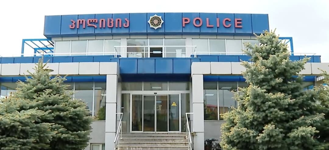 პოლიციამ ცეცხლსასროლი იარაღები და ნარკოტიკი ამოიღო - დაკავებულია აზერბაიჯანის მოქალაქე