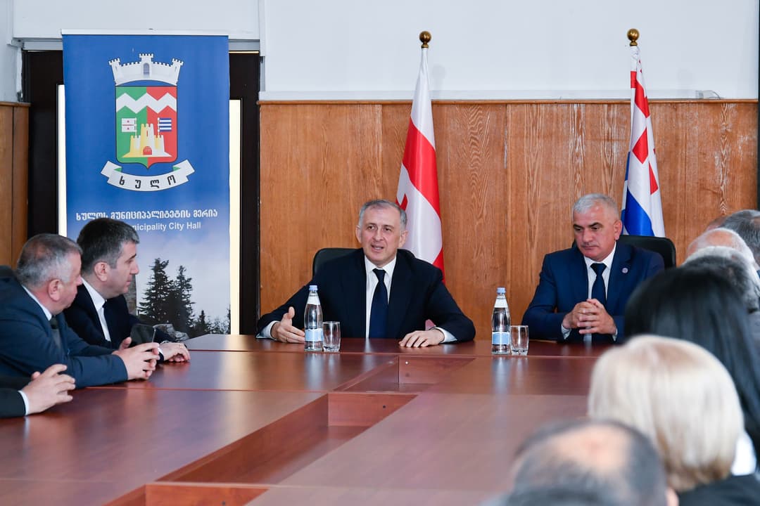 ზურაბ პატარაძემ ხულოს მუნიციპალიტეტის მერიასა და საკრებულოში შეხვედრები გამართა