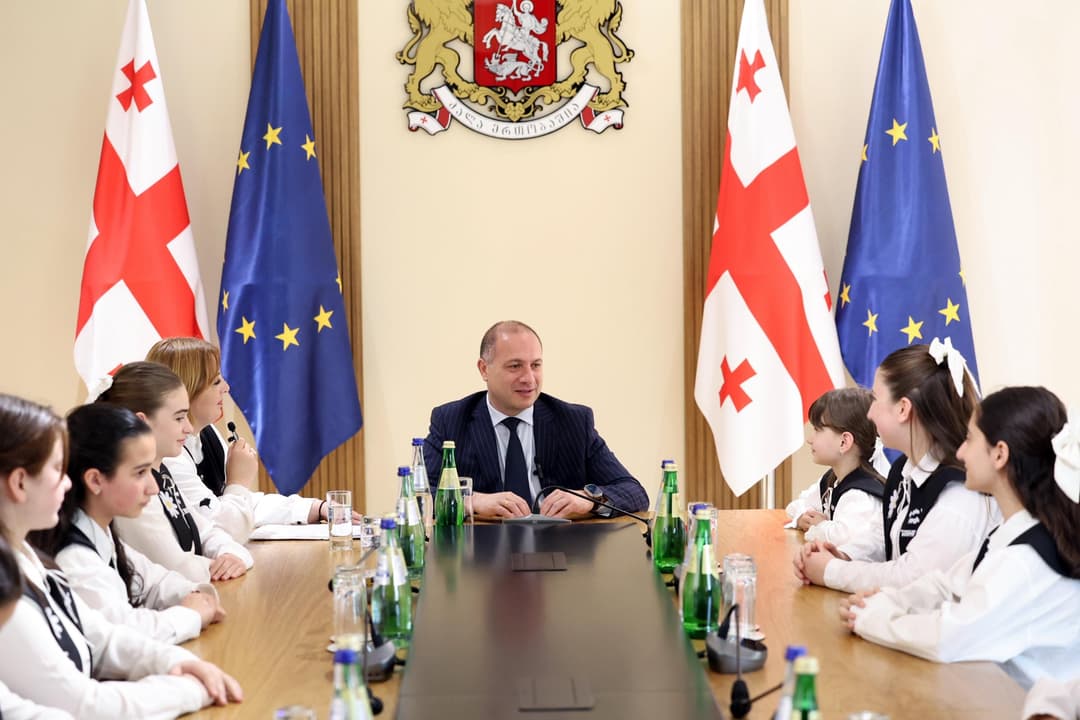 გივი მიქანაძემ ხუნწის საჯარო სკოლის მოსწავლეებს უმასპინძლა