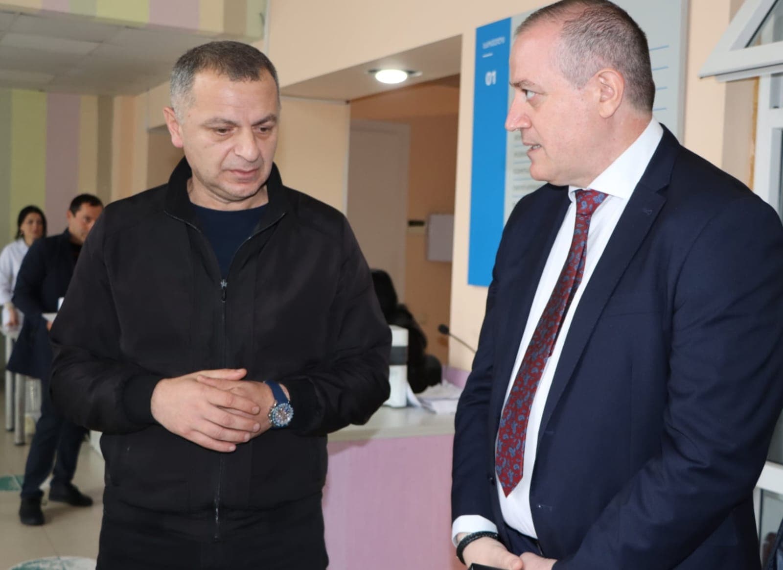 <p style="text-align: justify">ჯანდაცვის სახელმწიფო პროგრამის ფარგლებში, წალენჯიხის მუნიციპალიტეტის მერიის ორგანიზებითა და დაავადებათა კონტროლისა და საზოგადოებრივი ჯანმრთელობის ეროვნული ცენტრის მხარდაჭერით, შპს ნიქოზის სამედიცინო ცენტრის მოძრავი მამომობილის მიერ, უფასო სკრინინგული გამოკვლევები ჩატარდა.</p><p style="text-align: justify">კვლევები მოიცავდა: ძუძუს კიბოს სკრინინგს 40-70 წლის ქალებისთვის; საშვილოსნოს ყელის კიბოს სკრინინგს 25-60 წლის ჩათვლით ქალებისთვის; მსხვილი ნაწლავის კიბოს სკრინინგს; 50-70 წლის ჩათვლით ქალებისა და მამაკაცებისთვის; პროსტატის კიბოს სკრინინგს 50-70 წლის ჩათვლით მამაკაცებისთვის;&nbsp;B და C ჰეპატიტების აივ ინფექცია/შიდსის სკრინინგის კვლევები 18 წლის და უფროსი ასაკის პირებისთვის.</p><p style="text-align: justify">კვლევების მიმდინარეობას მუნიციპალიტეტის მერი გუბა საჯაია, მერის მოადგილეებთან, დაავადებათა კონტროლის წარმომადგენლებთან &nbsp;და წალენჯიხის საზოგადოებრივი ჯანდაცვის ცენტრის ხელმძღვანელთან თამარ კვარაცხელიასთან ერთად ადგილზე გაეცნო.</p><p style="text-align: justify">აღინიშნა, რომ სახელმწიფო პროგრამის ფარგლებში მსგავსი სახის აქცია გამყოფ ხაზთან მდებარე სოფლებში ივნისის თვიდან გაიმართება.</p>