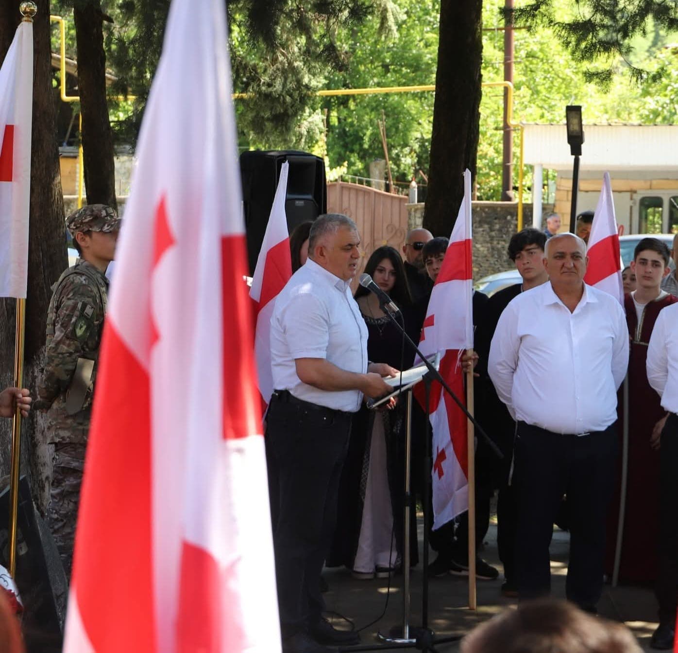 <p style="text-align: justify">თერჯოლის მუნიციპალიტეტის მერის პირველმა მოადგილე ზვიად ბაზაძემ აგვისტოს ომის გმირის შმაგი სოფრომაძის დაბადების დღესთან დაკავშირებით, სოფელ ძევრში, მისი მემორიალი ყვავილებით შეამკო და რუსეთ-საქართველოს 2008 წლის ომში დაღუპული მეომრის ხსოვნას პატივი მიაგო.</p><p style="text-align: justify">ადგილობრივი ხელისუფლების წარმომადგენლებმა, შმაგი სოფრომაძის მეგობრებმა და ოჯახის წევრებმა, აგვისტოს ომის გმირი გაიხსენეს, მისი მშობლიური სკოლის მოსწავლეებმა კი შესაბამისი თემატიკის ლიტერატურული კომპოზიცია წარადგინეს. თერჯოლისა და ტყიბულის ეპარქიის მღვდელმსახურმა, მამა დავითმა გმირის სულის მოსახსენებელი პანაშვიდი გადაიხადა.&nbsp;</p><p style="text-align: justify">მერიის განათლების, კულტურის, სპორტის და ახალგაზრდულ საქმეთა სამსახურის ორგანიზებით გმირის ხსოვნისადმი მიძღვნილი ღონისძიება გაიმართა.</p>