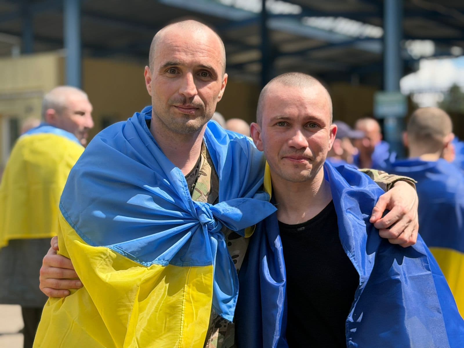 <p style="text-align: justify">პარასკევს, 5 ივნისს, უკრაინამ და რუსეთმა განახორციელეს ფართომასშტაბიანი ტყვეების გაცვლის მეორე ეტაპი 1000/1000-ზე ფორმატით. 185 სამხედრო მოსამსახურე და ერთი მშვიდობიანი მოქალაქე სამშობლოში დააბრუნეს.</p><p style="text-align: justify">"დღეს რუსული ტყვეობიდან სამშობლოში კიდევ 185 უკრაინელი დამცველი ბრუნდება. დამცველებთან ერთად ერთი მშვიდობიანი მოქალაქეც ბრუნდება“, - განაცხადა უკრაინის პრეზიდენტმა.</p><p style="text-align: justify">მისი თქმით, გათავისუფლებულთა შორის არიან უკრაინის შეიარაღებული ძალების, ეროვნული გვარდიისა და სახელმწიფო სასაზღვრო სამსახურის ჯარისკაცები. მათ შორის არიან რიგითები, სერჟანტები და ოფიცრები. ისინი ქვეყანას იცავდნენ მარიუპოლისა და აზოვსტალის, ასევე დონეცკის, ლუგანსკის, ხარკოვის, ხერსონის, ზაპოროჟიეს, სუმის, კიევისა და კურსკის მიმართულებით.</p><p style="text-align: justify">გათავისუფლებულებს შორის ისინი, ვინც რუსეთის ტყვეობაში 2022 წლიდან იმყოფებოდნენ. ასევე არის დამცველი, რომელიც მონაწილეობდა უნიკალურ ოპერაციაში - ალყაში მოქცეული "აზოვსტალიდან" საჰაერო გადაყვანაში. ტყვეობიდან გათავისუფლდა მამა-შვილი - ისინი ერთ ბრიგადაში იცავდნენ უკრაინას, მაგრამ 2022 წელს, სულ რაღაც ერთი დღის ინტერვალით, ტყვედ ჩავარდნენ.</p><p style="text-align: justify">ტყვეობიდან გათავისუფლებული დამცველებიდან ყველაზე ახალგაზრდა 26 წლისაა, ყველაზე უფროსი - 62 წლის.</p><div class="iframe-wrapper"><iframe src="https://www.facebook.com/plugins/video.php?height=314&amp;href=https%3A%2F%2Fwww.facebook.com%2Freel%2F27613582738249750%2F&amp;show_text=false&amp;width=560&amp;t=0" frameborder="0" allowfullscreen="true" width="560" height="314" title="Embedded content" allow="autoplay; clipboard-write; encrypted-media; picture-in-picture; web-share" scrolling="no" style="border:none;overflow:hidden"></iframe></div>