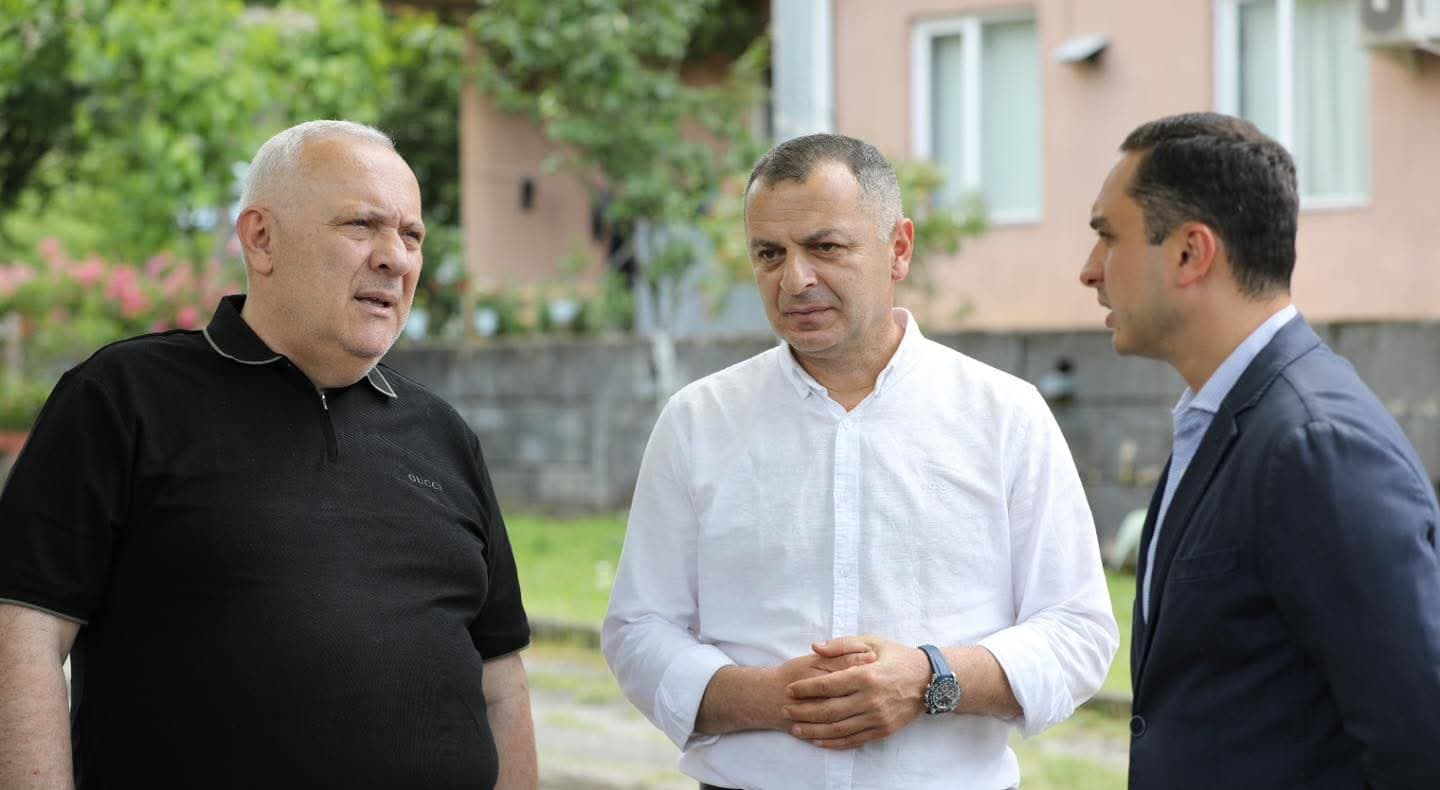 <p style="text-align: justify">წალენჯიხის მუნიციპალიტეტის მერი გუბა საჯაია, აფხაზეთის ავტონომიური რესპუბლიკის მთავრობის თავმჯდომარე გიორგი ჯინჭარაძესთან, აფხაზეთის ა/რ იძულებით გადაადგილებულ პირთა მინისტრ დავით ფაცაციასთან, სამეგრელო-ზემო სვანეთის რწმუნებულთან დავით ვერავასთან, მერის პირველ მოადგილე ბესო ფარცვანიასთან, საკრებულოს თავმჯდომარე ცოტნე შონიასთან და საკრებულოს წევრებთან ერთად წალენჯიხის მუნიციპალიტეტის, ქალაქ ჯვარში დევნილ მოქალაქეებს შეხვდა, სადაც მათ საჭიროებებს გაეცნენ და აფხაზეთის მთავრობის მიერ განხორციელებული ინფრასტრუქტურული სამუშაოები დაათვალიერეს.</p><p style="text-align: justify">ქალაქ ჯვარში, სარალიძის ქუჩა N1-ში, სადაც აფხაზეთიდან დევნილი 19 ოჯახი ცხოვრობს, სახურავის სრული რეაბილიტაცია ჩატარდა.</p><p style="text-align: justify">აფხაზეთის ავტონომიური რესპუბლიკის მთავრობა ინფრასტრუქტურულ სამუშაოებს, დევნილთა კომპაქტური განსახლების ადგილებში, მთელი ქვეყნის მასშტაბით ახორციელებს.</p><p style="text-align: justify">მოსახლეობასთან შეხვედრა დიალოგის რეჟიმში წარიმართა და სამომავლოდ დაგეგმილ პროექტებზეც ისაუბრეს.</p><p style="text-align: justify">&nbsp;</p>