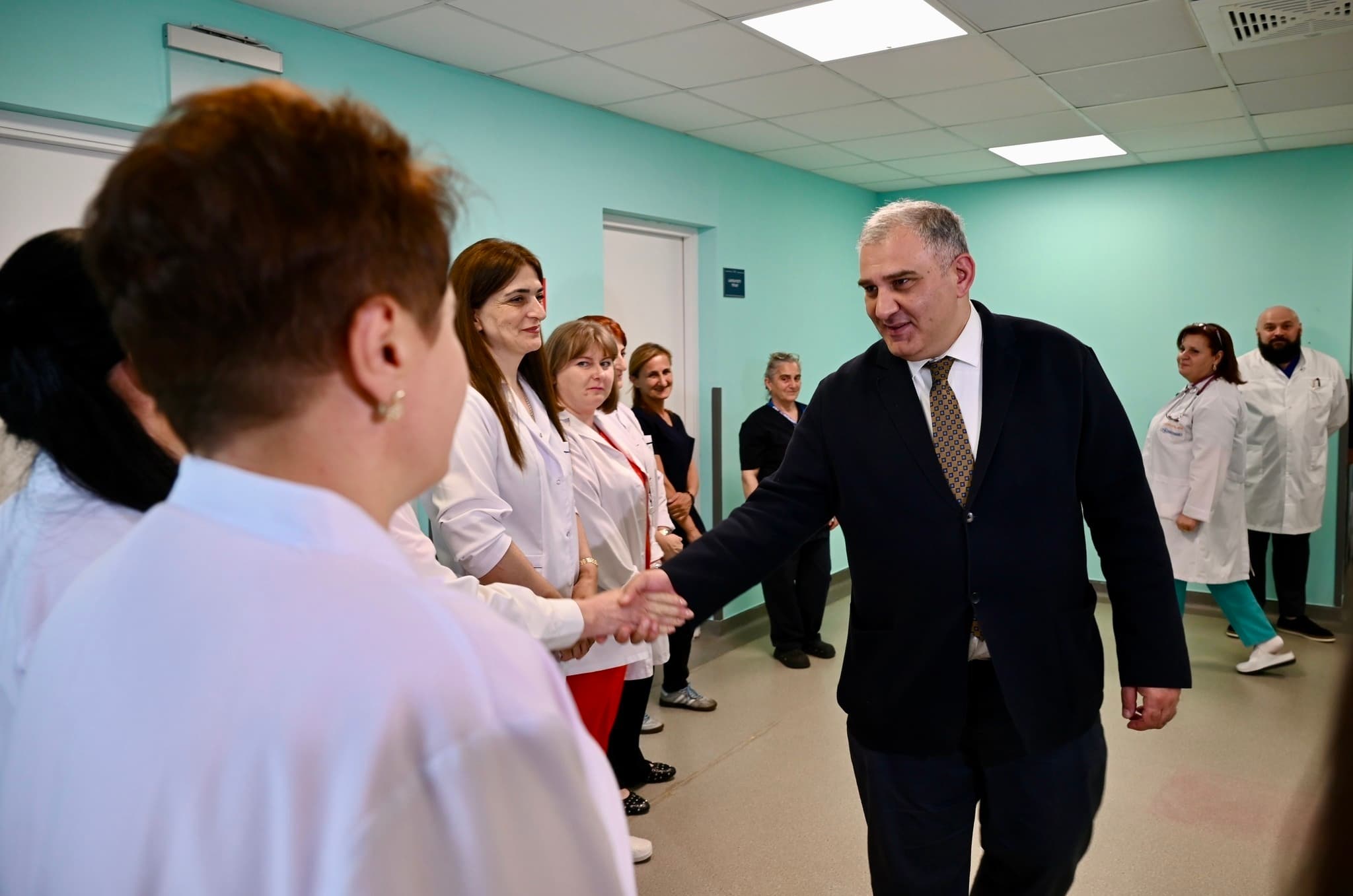 <p style="text-align: justify">რუხის რესპუბლიკურ საავადმყოფოში პედიატრიული განყოფილება ამოქმედდა. ახლად გახსნილ განყოფილებაში ხელმისაწვდომია მრავალპროფილური დიაგნოსტიკა და სრული ლაბორატორიული კვლევები. </p><p style="text-align: justify">ჯანდაცვის სამინისტროს ინფორმაციით, პატარა პაციენტებისთვის ადგილზეა უზრუნველყოფილი ისეთი მაღალტექნოლოგიური პროცედურები, როგორიცაა კომპიუტერული (CT) და მაგნიტურ-რეზონანსული (MRI) ტომოგრაფია. აღნიშნული აპარატურა სრულად არის ადაპტირებული ბავშვთა საჭიროებებზე.</p><p style="text-align: justify">ჯანდაცვის მინისტრმა კლინიკის სტრატეგიულ მნიშვნელობაზე გაამახვილა ყურადღება და აღნიშნა, რომ ბავშვებზე ადაპტირებული გარემო, მაღალკვალიფიციური პერსონალი და ულტრათანამედროვე აპარატურა თანაბრად ხელმისაწვდომი იქნება როგორც რეგიონის, ისე ოკუპირებულ ტერიტორიებზე მცხოვრები პატარა პაციენტებისთვის. მინისტრის განცხადებით, სახელმწიფო განაგრძობს სამედიცინო სერვისების გეოგრაფიული ხელმისაწვდომობის გაფართოებას, რათა მოსახლეობამ მაღალი ხარისხის მომსახურება ადგილზევე მიიღოს. ამასთანავე, რუხის რესპუბლიკური საავადმყოფო ეტაპობრივად ვითარდება და რეგიონს ისეთ სამედიცინო სერვისებს სთავაზობს, რომელთა მისაღებადაც პაციენტებს წლების განმავლობაში დედაქალაქში გამგზავრება უწევდათ. ამ ეტაპზე კლინიკაში უკვე სრულად ფუნქციონირებს პედიატრიული გადაუდებელი დახმარების სერვისი და მიმღები განყოფილება, რომელიც უწყვეტი – &nbsp;24-საათიანი რეჟიმით მუშაობს.&nbsp;</p><p style="text-align: justify">რუხის რესპუბლიკურ საავადმყოფოში პედიატრიული მიმართულების განვითარება კვლავაც გაგრძელდება. სამომავლო გეგმების ფარგლებში უახლოეს პერიოდში კლინიკაში ბავშვთა რეანიმაციისა და ქირურგიული პროფილის განყოფილებების ჩამოყალიბებაც იგეგმება.</p><p style="text-align: justify">ახალი ინფრასტრუქტურა ჯანდაცვის მინისტრმა მიხეილ სარჯველაძემ საქართველოს სამედიცინო ჰოლდინგის დირექტორ მალხაზ ჟორჟიკაშვილთან ერთად დაათვალიერა.</p>