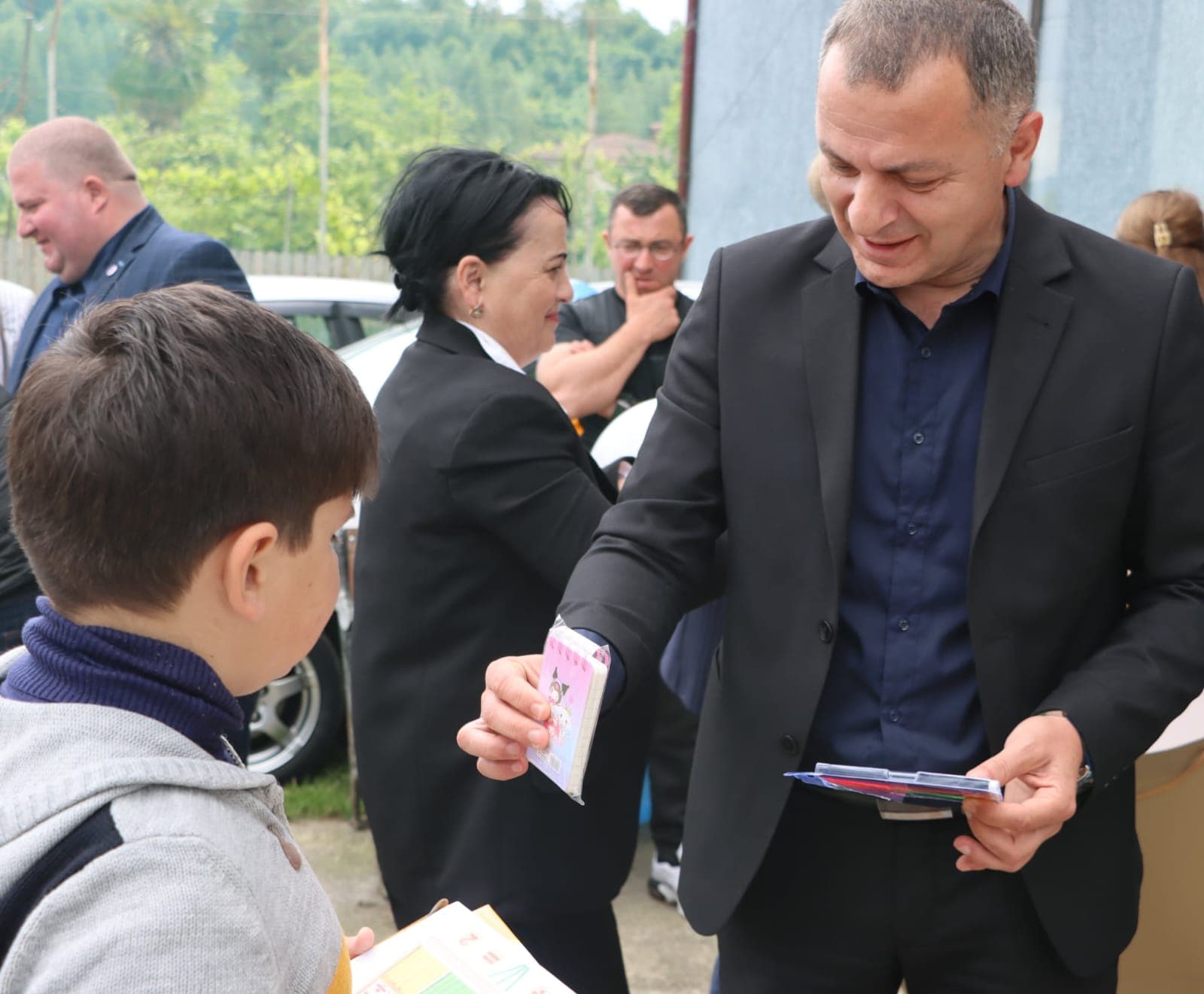 <p style="text-align: justify">წალენჯიხის მუნიციპალიტეტის მერი გუბა საჯაია, მერის მოადგილეებთან, საკრებულოს თავმჯდომარე &nbsp;ცოტნე შონიასთან, საკრებულოს წევრებთან და შესაბამისი სამსახურების წარმომადგენლებთან ერთად, ბავშვთა დაცვის საერთაშორისო დღესთან დაკავშირებით, აუტიზმის სპექტრის მქონე ბავშვთა აბილიტაცია-რეაბილიტაციის ცენტრში იმყოფებოდა. მერმა ბავშვებს საჩუქრები გადასცა და დღევანდელი დღე მიულოცა.&nbsp;</p><p style="text-align: justify">აუტიზმის სპექტრის მქონე ბავშვთა აბილიტაცია-რეაბილიტაციის ცენტრში დღეის მდგომარეობით 31 მოზარდი გადის უფასო თერაპიის კურსს.</p><p style="text-align: justify">აღნიშნული ცენტრი სრულად მუნიციპალიტეტის მერიის მიერ ფინანსდება.</p>