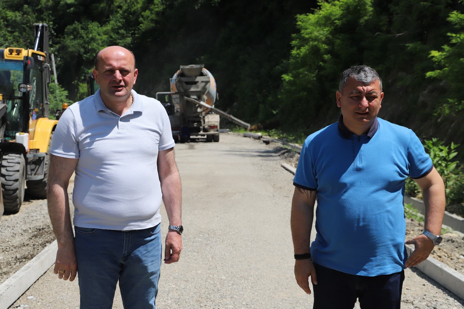 <p style="text-align: justify">თერჯოლის მუნიციპალიტეტის მერმა საკრებულოს თავმჯდომარესთან ერთად, 4 სოფლის გზის სარეაბილიტაციო სამუშაოები დაათვალიერა. მანუჩარ რობაქიძე ადგილზე გაეცნო რეაბილიტაციის პროცესს: ჭოგნარში, სარბევში, თუზსა და ნავენახევში და სამუშაოების მწარმოებლებისგან პროექტის დეტალები მოისმინა.</p><p style="text-align: justify">სოფელ&nbsp;ჭოგნარში მიმდინარეობს ცენტრალური გზის სარეაბილიტაციო სამუშაოები, პროექტი გარდამავალია და დასრულდება 2026 წელს, პროექტის ფარგლებში არმირებული ბეტონის საფარით რეაბილიტაცია ჩაუატრდება 1,4 კმ გზას. ხელშეკრულების ღირებულება შეადგენს 685543 ლარს.</p><p style="text-align: justify">სოფელ სარბევში მიმდინარეობს საუბნო გზის (ავალიანების უბანი) სარეაბილიტაციო სამუშაოები, პროექტი გარდამავალია და სამუშაოები დასრულდება 2026 წელს, პროექტის ფარგლებში არმირებული ბეტონის საფარით რეაბილიტაცია ჩაუატრდება &nbsp;900 გრძ/მ გზას. ხელშეკრულების ღირებულება შეადგენს 248855 ლარს.</p><p style="text-align: justify">სოფელ თუზში თავასასთან დამაკავშირებელი გზა ეწყობა, პროექტის ფარგლებში არმირებული ბეტონის საფარით რეაბილიტაცია ჩაუატრდება 400 გრძ/მ გზას. &nbsp;ხელშეკრულების ღირებულება შეადგენს 173105 ლარს.</p><p style="text-align: justify">სოფელ&nbsp;ნავენახევში საუბნო გზის სარეაბილიტაციო სამუშაოები ხორციელდება, პროექტის ფარგლებში არმირებული ბეტონის საფარით რეაბილიტაცია ჩაუატრდება &nbsp;900 გრძ/მ გზას. ხელშეკრულების ღირებულება შეადგენს 350000 ლარს.</p><p style="text-align: justify">თერჯოლის &nbsp;მუნიციპალიტეტი, 2026 წელს, რეგიონული განვითარების ფონდიდან ადგილობრივი ბიუჯეტის თანადაფინანსებით 20 საგზაო პროექტს ახორციელებს. მიმდინარე წელს გზების მოწყობა-რეაბილიტაციაზე 4 426 236 ლარი დაიხარჯება.</p>