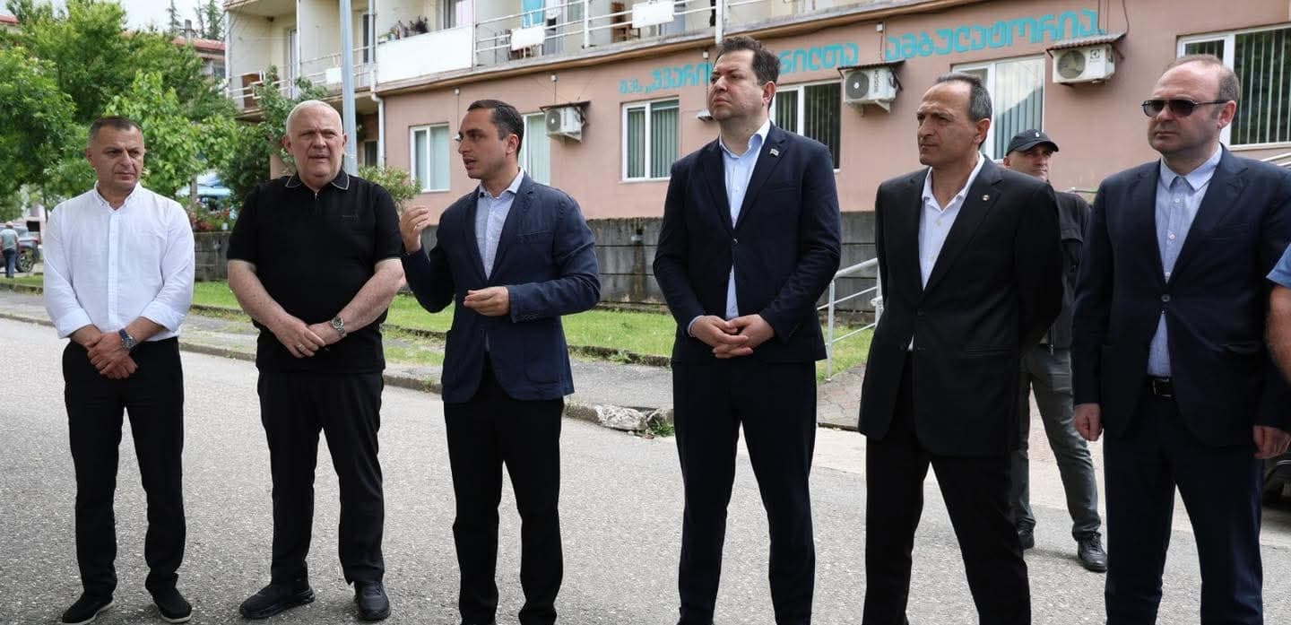 <p style="text-align: justify">წალენჯიხის მუნიციპალიტეტის მერი გუბა საჯაია, აფხაზეთის ავტონომიური რესპუბლიკის მთავრობის თავმჯდომარე გიორგი ჯინჭარაძესთან, აფხაზეთის ა/რ იძულებით გადაადგილებულ პირთა მინისტრ დავით ფაცაციასთან, სამეგრელო-ზემო სვანეთის რწმუნებულთან დავით ვერავასთან, მერის პირველ მოადგილე ბესო ფარცვანიასთან, საკრებულოს თავმჯდომარე ცოტნე შონიასთან და საკრებულოს წევრებთან ერთად წალენჯიხის მუნიციპალიტეტის, ქალაქ ჯვარში დევნილ მოქალაქეებს შეხვდა, სადაც მათ საჭიროებებს გაეცნენ და აფხაზეთის მთავრობის მიერ განხორციელებული ინფრასტრუქტურული სამუშაოები დაათვალიერეს.</p><p style="text-align: justify">ქალაქ ჯვარში, სარალიძის ქუჩა N1-ში, სადაც აფხაზეთიდან დევნილი 19 ოჯახი ცხოვრობს, სახურავის სრული რეაბილიტაცია ჩატარდა.</p><p style="text-align: justify">აფხაზეთის ავტონომიური რესპუბლიკის მთავრობა ინფრასტრუქტურულ სამუშაოებს, დევნილთა კომპაქტური განსახლების ადგილებში, მთელი ქვეყნის მასშტაბით ახორციელებს.</p><p style="text-align: justify">მოსახლეობასთან შეხვედრა დიალოგის რეჟიმში წარიმართა და სამომავლოდ დაგეგმილ პროექტებზეც ისაუბრეს.</p><p style="text-align: justify">&nbsp;</p>