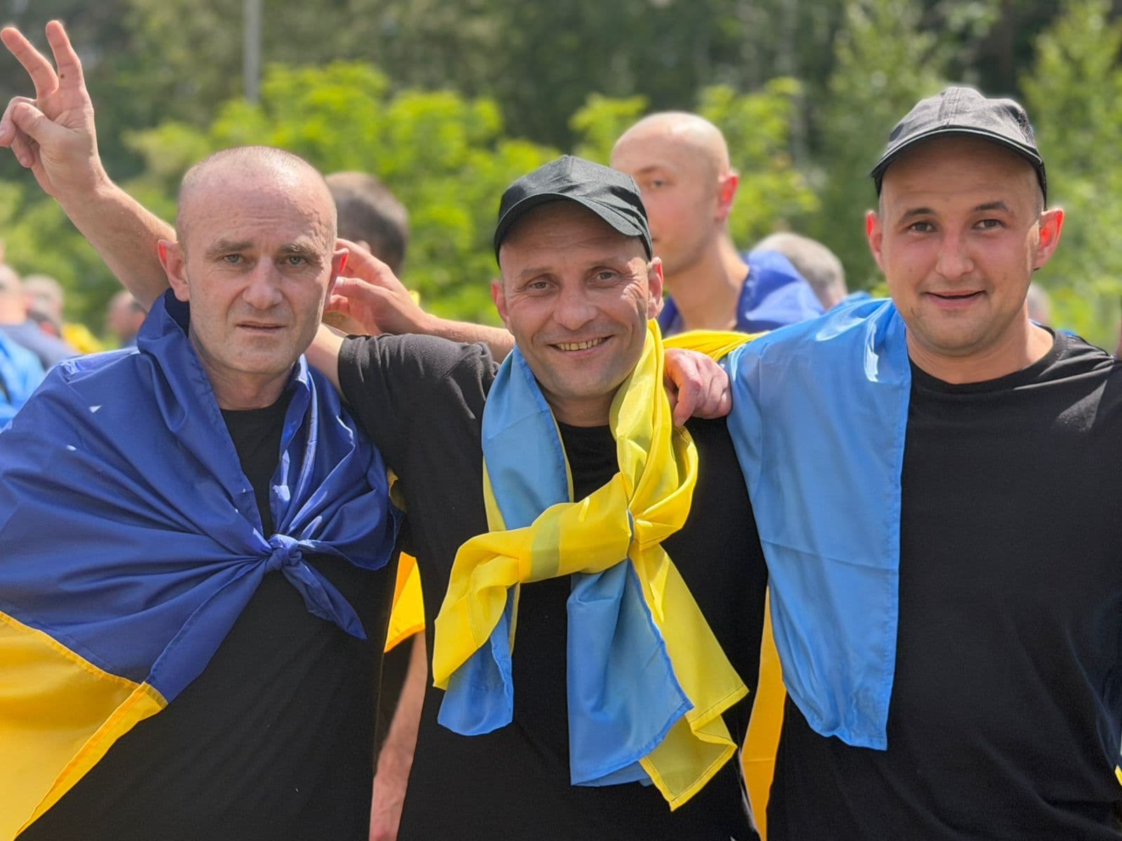 <p style="text-align: justify">პარასკევს, 5 ივნისს, უკრაინამ და რუსეთმა განახორციელეს ფართომასშტაბიანი ტყვეების გაცვლის მეორე ეტაპი 1000/1000-ზე ფორმატით. 185 სამხედრო მოსამსახურე და ერთი მშვიდობიანი მოქალაქე სამშობლოში დააბრუნეს.</p><p style="text-align: justify">"დღეს რუსული ტყვეობიდან სამშობლოში კიდევ 185 უკრაინელი დამცველი ბრუნდება. დამცველებთან ერთად ერთი მშვიდობიანი მოქალაქეც ბრუნდება“, - განაცხადა უკრაინის პრეზიდენტმა.</p><p style="text-align: justify">მისი თქმით, გათავისუფლებულთა შორის არიან უკრაინის შეიარაღებული ძალების, ეროვნული გვარდიისა და სახელმწიფო სასაზღვრო სამსახურის ჯარისკაცები. მათ შორის არიან რიგითები, სერჟანტები და ოფიცრები. ისინი ქვეყანას იცავდნენ მარიუპოლისა და აზოვსტალის, ასევე დონეცკის, ლუგანსკის, ხარკოვის, ხერსონის, ზაპოროჟიეს, სუმის, კიევისა და კურსკის მიმართულებით.</p><p style="text-align: justify">გათავისუფლებულებს შორის ისინი, ვინც რუსეთის ტყვეობაში 2022 წლიდან იმყოფებოდნენ. ასევე არის დამცველი, რომელიც მონაწილეობდა უნიკალურ ოპერაციაში - ალყაში მოქცეული "აზოვსტალიდან" საჰაერო გადაყვანაში. ტყვეობიდან გათავისუფლდა მამა-შვილი - ისინი ერთ ბრიგადაში იცავდნენ უკრაინას, მაგრამ 2022 წელს, სულ რაღაც ერთი დღის ინტერვალით, ტყვედ ჩავარდნენ.</p><p style="text-align: justify">ტყვეობიდან გათავისუფლებული დამცველებიდან ყველაზე ახალგაზრდა 26 წლისაა, ყველაზე უფროსი - 62 წლის.</p><div class="iframe-wrapper"><iframe src="https://www.facebook.com/plugins/video.php?height=314&amp;href=https%3A%2F%2Fwww.facebook.com%2Freel%2F27613582738249750%2F&amp;show_text=false&amp;width=560&amp;t=0" frameborder="0" allowfullscreen="true" width="560" height="314" title="Embedded content" allow="autoplay; clipboard-write; encrypted-media; picture-in-picture; web-share" scrolling="no" style="border:none;overflow:hidden"></iframe></div>
