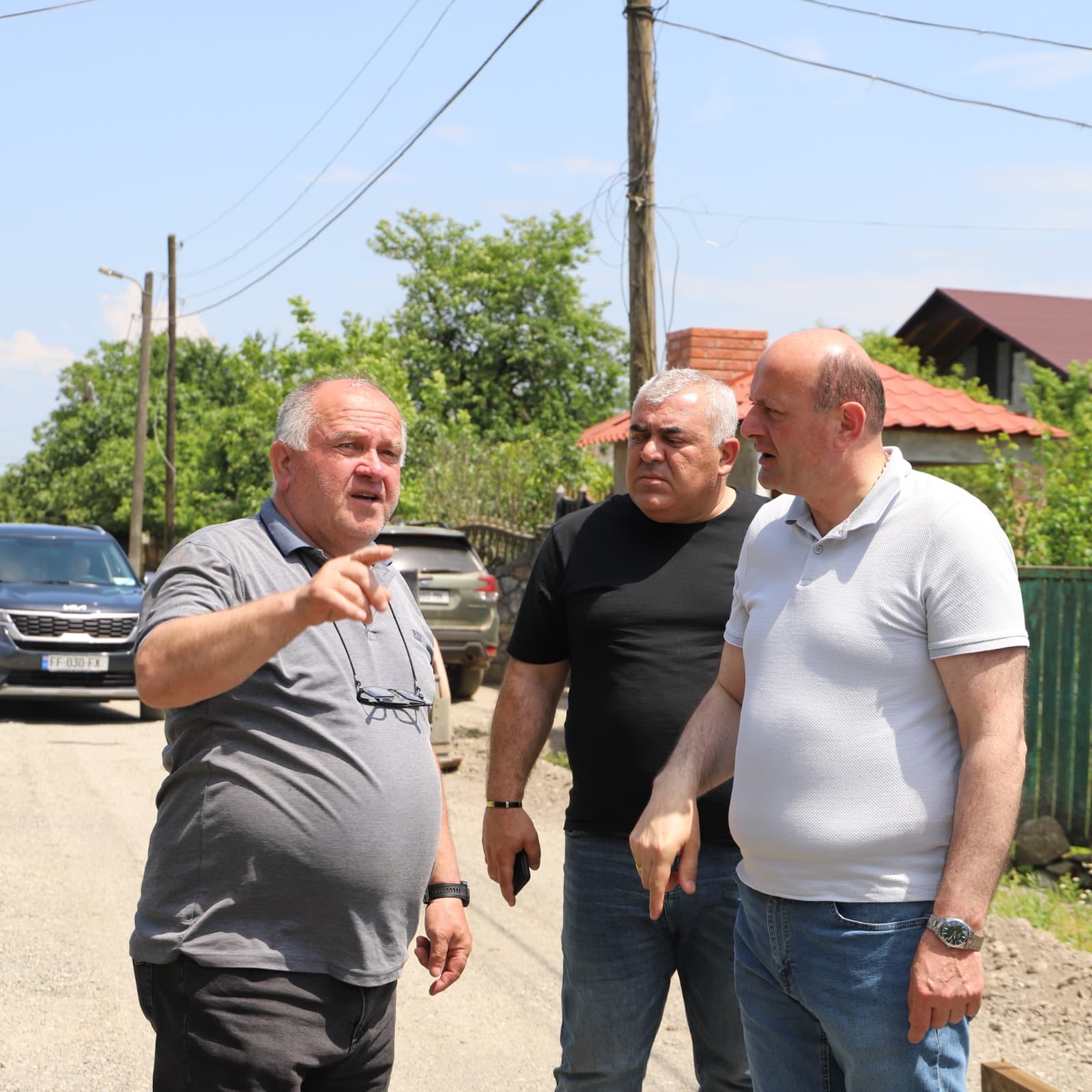 <p style="text-align: justify">თერჯოლის მუნიციპალიტეტის მერმა საკრებულოს თავმჯდომარესთან ერთად, 4 სოფლის გზის სარეაბილიტაციო სამუშაოები დაათვალიერა. მანუჩარ რობაქიძე ადგილზე გაეცნო რეაბილიტაციის პროცესს: ჭოგნარში, სარბევში, თუზსა და ნავენახევში და სამუშაოების მწარმოებლებისგან პროექტის დეტალები მოისმინა.</p><p style="text-align: justify">სოფელ&nbsp;ჭოგნარში მიმდინარეობს ცენტრალური გზის სარეაბილიტაციო სამუშაოები, პროექტი გარდამავალია და დასრულდება 2026 წელს, პროექტის ფარგლებში არმირებული ბეტონის საფარით რეაბილიტაცია ჩაუატრდება 1,4 კმ გზას. ხელშეკრულების ღირებულება შეადგენს 685543 ლარს.</p><p style="text-align: justify">სოფელ სარბევში მიმდინარეობს საუბნო გზის (ავალიანების უბანი) სარეაბილიტაციო სამუშაოები, პროექტი გარდამავალია და სამუშაოები დასრულდება 2026 წელს, პროექტის ფარგლებში არმირებული ბეტონის საფარით რეაბილიტაცია ჩაუატრდება &nbsp;900 გრძ/მ გზას. ხელშეკრულების ღირებულება შეადგენს 248855 ლარს.</p><p style="text-align: justify">სოფელ თუზში თავასასთან დამაკავშირებელი გზა ეწყობა, პროექტის ფარგლებში არმირებული ბეტონის საფარით რეაბილიტაცია ჩაუატრდება 400 გრძ/მ გზას. &nbsp;ხელშეკრულების ღირებულება შეადგენს 173105 ლარს.</p><p style="text-align: justify">სოფელ&nbsp;ნავენახევში საუბნო გზის სარეაბილიტაციო სამუშაოები ხორციელდება, პროექტის ფარგლებში არმირებული ბეტონის საფარით რეაბილიტაცია ჩაუატრდება &nbsp;900 გრძ/მ გზას. ხელშეკრულების ღირებულება შეადგენს 350000 ლარს.</p><p style="text-align: justify">თერჯოლის &nbsp;მუნიციპალიტეტი, 2026 წელს, რეგიონული განვითარების ფონდიდან ადგილობრივი ბიუჯეტის თანადაფინანსებით 20 საგზაო პროექტს ახორციელებს. მიმდინარე წელს გზების მოწყობა-რეაბილიტაციაზე 4 426 236 ლარი დაიხარჯება.</p>