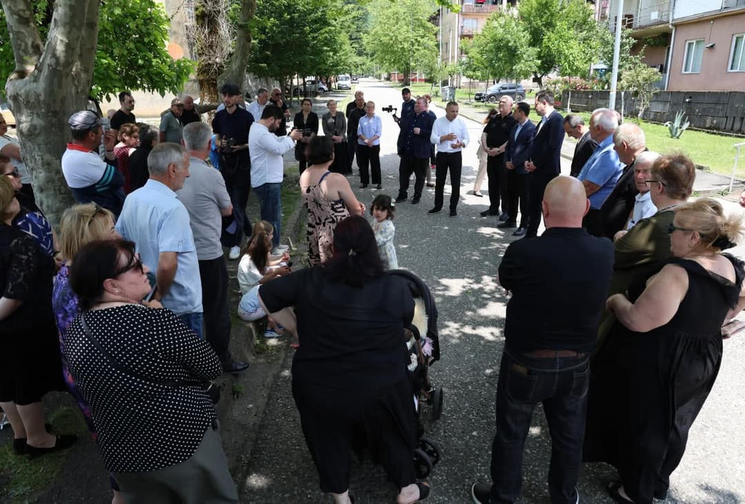 წალენჯიხის მუნიციპალიტეტის მერი აფხაზეთის მთავრობის თავმჯდომარესთან ერთად ქალაქ ჯვარში დევნილ მოქალაქეებს შეხვდა