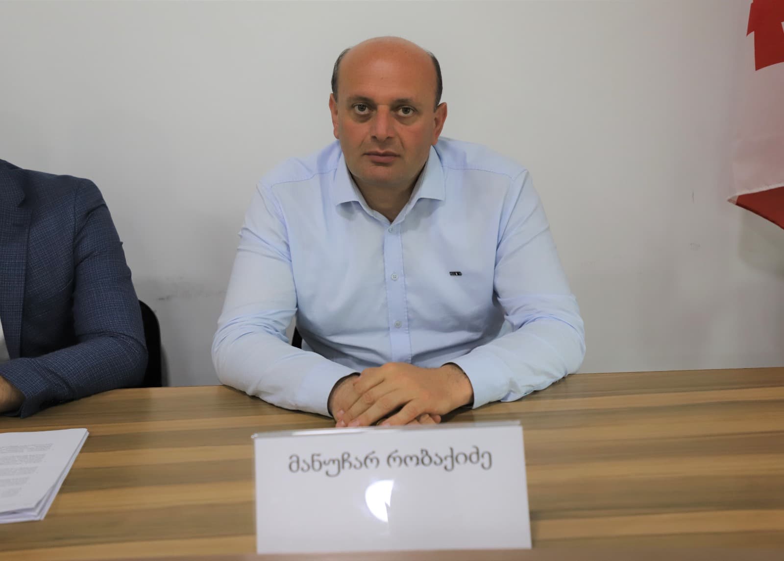 <p style="text-align: justify">თერჯოლის მუნიციპალიტეტის საკრებულომ 2026 წლის 12 ივნისს რიგგარეშე სხდომაზე დღის წესრიგით გათვალისწინებული საკითხები დაამტკიცა.</p><p style="text-align: justify">სხდომას საკრებულოს თავმჯდომარე სოსო ჩაფიჩაძე უძღვებოდა.</p><p style="text-align: justify">სხდომაზე, დღის წესრიგის შესაბამისად, განიხილეს და მხარი დაუჭირეს ეკონომიკის და ქონების მართვის საკითხთა კომისიის თავმჯდომარის ბადრი ბუცხრიკიძის, იურიდიულ საკითხთა კომისიის თავმჯდომარის ბიძინა ბუცხრიკიძის და კულტურის, განათლების, სპორტისა და ახალგაზრდულ საქმეთა კომისიის თავმჯდომარის ნინო ოქრუაძის მიერ წარდგენილ საკითხებს.</p><p style="text-align: justify">აღნიშნულ საკითხებზე საკრებულოს სხდომამდე, &nbsp;ეკონომიკის და ქონების მართვის საკითხთა კომისიის, იურიდიულ საკითხთა კომისიის, კულტურის, განათლების, სპორტისა და ახალგაზრდულ საქმეთა კომისიის და ბიუროს სხდომაზე იმსჯელეს.</p><p style="text-align: justify">საკითხების წარმოდგენის შემდგომ სხდომა კითხვა-პასუხის რეჟიმში გაგრძელდა. დეპუტატების შეკითხვებს მერიის სამსახურისა და აიპის ხელმძღვანელები პასუხობდნენ.</p><p style="text-align: justify">სხდომას თერჯოლის მუნიციპალიტეტის მერი - მანუჩარ რობაქიძე, მერის მოადგილეები - ზვიად ბაზაძე, მირზა ქოჩიაშვილი &nbsp;და მერიის შესაბამისი სამსახურების წარმომადგენლები ესწრებოდნენ.</p><p style="text-align: justify">თერჯოლის მუნიციპალიტეტის საკრებულოს &nbsp;2026 წლის 12 ივნისის რიგგარეშე &nbsp;სხდომის<br>დღის წესრიგი:</p><p style="text-align: justify">1. "თერჯოლის მუნიციპალიტეტის მერიის პირველადი სტრუქტურული ერთეულის-სივრცითი მოწყობის, ინფრასტრუქტურისა და არქიტექტურის სამსახურის დებულების დამტკიცების შესახებ“ თერჯოლის მუნიციპალიტეტის საკრებულოს &nbsp;2018 წლის 26 იანვრის №6 დადგენილებაში ცვლილების შეტანის თაობაზე (თერჯოლის მუნიციპალიტეტის მერის 2026 წლის 08 ივნისის №28-282615953 წერილი);<br>მომხ: ბ. ბუცხრიკიძე</p><p style="text-align: justify">2. "თერჯოლის მუნიციპალიტეტის მერიის პირველადი სტრუქტურული ერთეულის – ზედამხედველობის &nbsp;სამსახურის დებულების დამტკიცების შესახებ“ &nbsp;თერჯოლის მუნიციპალიტეტის საკრებულოს &nbsp;2018 წლის 26 იანვრის №9 დადგენილებაში ცვლილების შეტანის თაობაზე (თერჯოლის მუნიციპალიტეტის მერის 2026 წლის 08 ივნისის №28-282615953 წერილი);<br>მომხ: ბ. ბუცხრიკიძე</p><p style="text-align: justify">3. "თერჯოლის მუნიციპალიტეტის მერიის პირველადი სტრუქტურული ერთეულის – ეკონომიკისა და ქონების მართვის სამსახურის დებულების დამტკიცების შესახებ“ &nbsp;თერჯოლის მუნიციპალიტეტის საკრებულოს &nbsp;2018 წლის 26 იანვრის №10 დადგენილებაში ცვლილების შეტანის თაობაზე (თერჯოლის მუნიციპალიტეტის მერის 2026 წლის 08 ივნისის №28-282615953 წერილი);<br>მომხ: ბ. ბუცხრიკიძე</p><p style="text-align: justify">4.&nbsp;თერჯოლის მუნიციპალიტეტის მერიის თანამდებობის პირთა და საჯარო მოსამსახურეთა თანამდებობების რანგირების, თანამდებობრივი სარგოების ოდენობების განსაზღვრისა და საშტატო ნუსხის დამტკიცების შესახებ“ თერჯოლის მუნიციპალიტეტის საკრებულოს 2018 წლის 26 იანვრის №14 დადგენილებაში ცვლილების შეტანის თაობაზე(თერჯოლის მუნიციპალიტეტის მერის 2026 წლის 08 ივნისის №28-282615953 წერილი);<br>მომხ: ბ. ბუცხრიკიძე</p><p style="text-align: justify">5. "თერჯოლილის მუნიციპალიტეტის მერიასა და &nbsp;საკრებულოში შრომითი ხელშეკრულებით დასაქმებულ პირთა რიცხოვნობის განსაზღვრის შესახებ“ &nbsp;თერჯოლის მუნიციპალიტეტის საკრებულოს 2025 წლის &nbsp;03 &nbsp;დეკემბრის №გ-29.2925337001 &nbsp;განკარგულებაში ცვლილების შეტანის თაობაზე(თერჯოლის მუნიციპალიტეტის მერის 2026 წლის 09 ივნისის №28-282616087 წერილი);<br>მომხ: ბ. ბუცხრიკიძე</p><p style="text-align: justify">6. თერჯოლის მუნიციპალიტეტის მერსა და საქართველოს წითელი ჯვრის საზოგადოებას შორის ერთობლივი პროექტის განხორციელების მიზნით ხელშეკრულების გაფორმებაზე თანხმობის გაცემის შესახებ(თერჯოლის მუნიციპალიტეტის მერის 2026 წლის 09 ივნისის №28-282616088 წერილი);<br>მომხ: ბ. ბუცხრიკიძე</p><p style="text-align: justify">7.&nbsp;თერჯოლის მუნიციპალიტეტის მერისათვის თანხმობის მიცემის შესახებ ( თანხმობა მერს, რომ ქალაქ თერჯოლაში მდებარე ს/კ 33.09.42.1095-ით რეგისტრირებული 16 კვ.მ. მიწის ნაკვეთი მოქმედი კანონმდებლობის შესაბამისად, უსასყიდლო უზუფრუქტის ფორმით, სარგებლობის უფლებით, არსებობის ვადით გადასცეს სსიპ გარემოს ეროვნულ სააგენტოს შემდგომში მასზე ავტომატური მეტეოროლოგიური სადგურის განთავსების მიზნით(თერჯოლის მუნიციპალიტეტის მერის წერილი № 28-28261616, 10.06.2026 წ);</p><p style="text-align: justify">/მომხ.ბ.ბუცხრიკიძე/</p><p style="text-align: justify">8.&nbsp; თერჯოლის მუნიციპალიტეტის მერისათვის თანხმობის მიცემის შესახებ (თანხმობა თერჯოლის მუნიციპალიტეტის მერს, რომ ქალაქ თერჯოლაში, რუსთაველის ქ. №109 -ში მდებარე მერიის შენობაში (ს.კ. 33.09.45.945) არსებული 26.42 მ2 ფართი მოქმედი კანონმდებლობის შესაბამისად, უსასყიდლო უზუფრუქტის ფორმით, სარგებლობის უფლებით, არსებობის ვადით გადასცეს &nbsp;ა(ა)იპ საქართველოს წითელი ჯვრის საზოგადოებას (ს/კ202051536) &nbsp;(თერჯოლის მუნიციპალიტეტის მერის წერილი № 28-28261617, 10.06.2026 წ);</p><p style="text-align: justify">/მომხ.ბ.ბუცხრიკიძე/</p><p style="text-align: justify">9.&nbsp;ა(ა)იპ თერჯოლის სახელოვნებო განათლების კულტურისა და ტურიზმის მუნიციპალური ცენტრის მიერ 2025 წელს გაწეული მუშაობის ანგარიში, ტურიზმის მიმართულებით (თერჯოლის &nbsp;სახელოვნებო განათლების კულტურისა და ტურიზმის მუნიციპალური ცენტრის დირექტორის წერილი №28-282616220, 11.06. 2026 წ.).</p><p style="text-align: justify">მომხ.: ს.ბუსკივაძე</p>