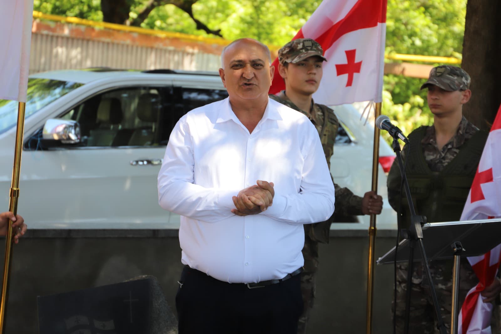 <p style="text-align: justify">თერჯოლის მუნიციპალიტეტის მერის პირველმა მოადგილე ზვიად ბაზაძემ აგვისტოს ომის გმირის შმაგი სოფრომაძის დაბადების დღესთან დაკავშირებით, სოფელ ძევრში, მისი მემორიალი ყვავილებით შეამკო და რუსეთ-საქართველოს 2008 წლის ომში დაღუპული მეომრის ხსოვნას პატივი მიაგო.</p><p style="text-align: justify">ადგილობრივი ხელისუფლების წარმომადგენლებმა, შმაგი სოფრომაძის მეგობრებმა და ოჯახის წევრებმა, აგვისტოს ომის გმირი გაიხსენეს, მისი მშობლიური სკოლის მოსწავლეებმა კი შესაბამისი თემატიკის ლიტერატურული კომპოზიცია წარადგინეს. თერჯოლისა და ტყიბულის ეპარქიის მღვდელმსახურმა, მამა დავითმა გმირის სულის მოსახსენებელი პანაშვიდი გადაიხადა.&nbsp;</p><p style="text-align: justify">მერიის განათლების, კულტურის, სპორტის და ახალგაზრდულ საქმეთა სამსახურის ორგანიზებით გმირის ხსოვნისადმი მიძღვნილი ღონისძიება გაიმართა.</p>