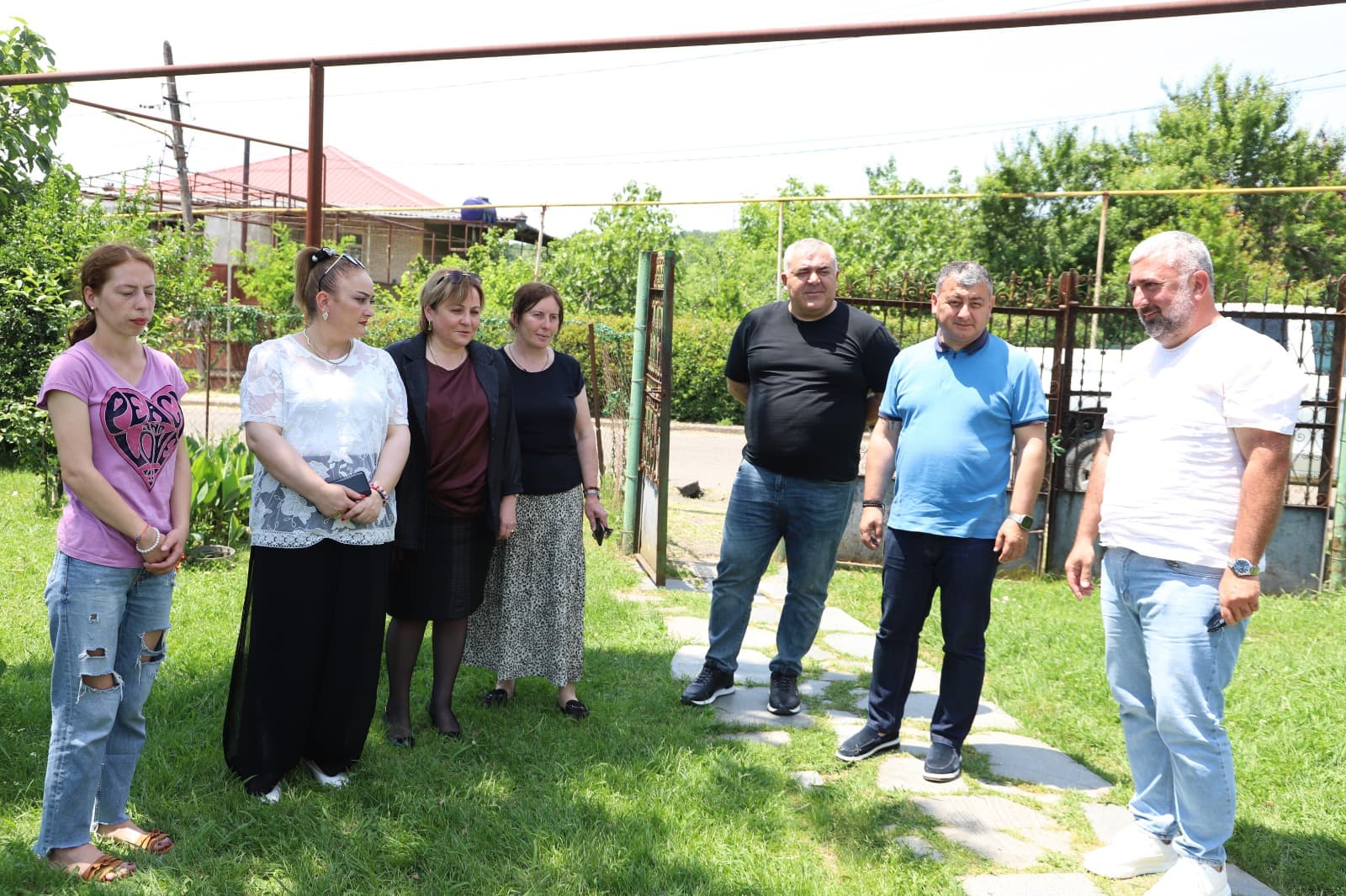 <p style="text-align: justify">თერჯოლის მუნიციპალიტეტის მერმა მორიგი სოციალური აქციის ფარგლებში, შშმ ბავშვიან და მრავალშვილიან ოჯახებს საყოფაცხოვრებო ნივთები გადასცა.</p><p style="text-align: justify">მანუჩარ რობაქიძემ სოციალური დახმარების ბენეფიციარი ოჯახები, საკრებულოს თავმჯდომარე სოსო ჩაფიჩაძესთან ერთად მოინახულა.</p><p style="text-align: justify">სოციალური აქცია მერიის ჯანდაცვისა და სოციალურ საკითხთა სამსახურის, ბავშვის დაცვისა და მხარდაჭერის განყოფილების ორგანიზებით განხორციელდა.&nbsp;</p><p style="text-align: justify">თერჯოლის მერის ინიციატივით, მსგავსი ტიპის აქციები ბავშვიანი ოჯახების მხარდაჭერის პროგრამის ფარგლებში ინტენსიურად ეწყობა და მოქალაქეების ხელშეწყობას &nbsp;და მათი საცხოვრებელი პირობების გაუმჯობესებას ისახავს მიზნად.</p><p style="text-align: justify">მუნიციპალიტეტში აღნიშნული პროგრამა უკვე მეოთხე წელია, მოქმედებს და ამ დრომდე დახმარება 90-ზე მეტმა ოჯახმა მიიღო.</p><p style="text-align: justify">აქციაში მერიის სოციალური სამსახურის ხელმძღვანელი დიანა ფოცხვერაშვილი, მაჟორიტარი დეპუტატები და ადგილობრივი თვითმმართველობის წარმომადგენლები მონაწილეობდნენ.</p>