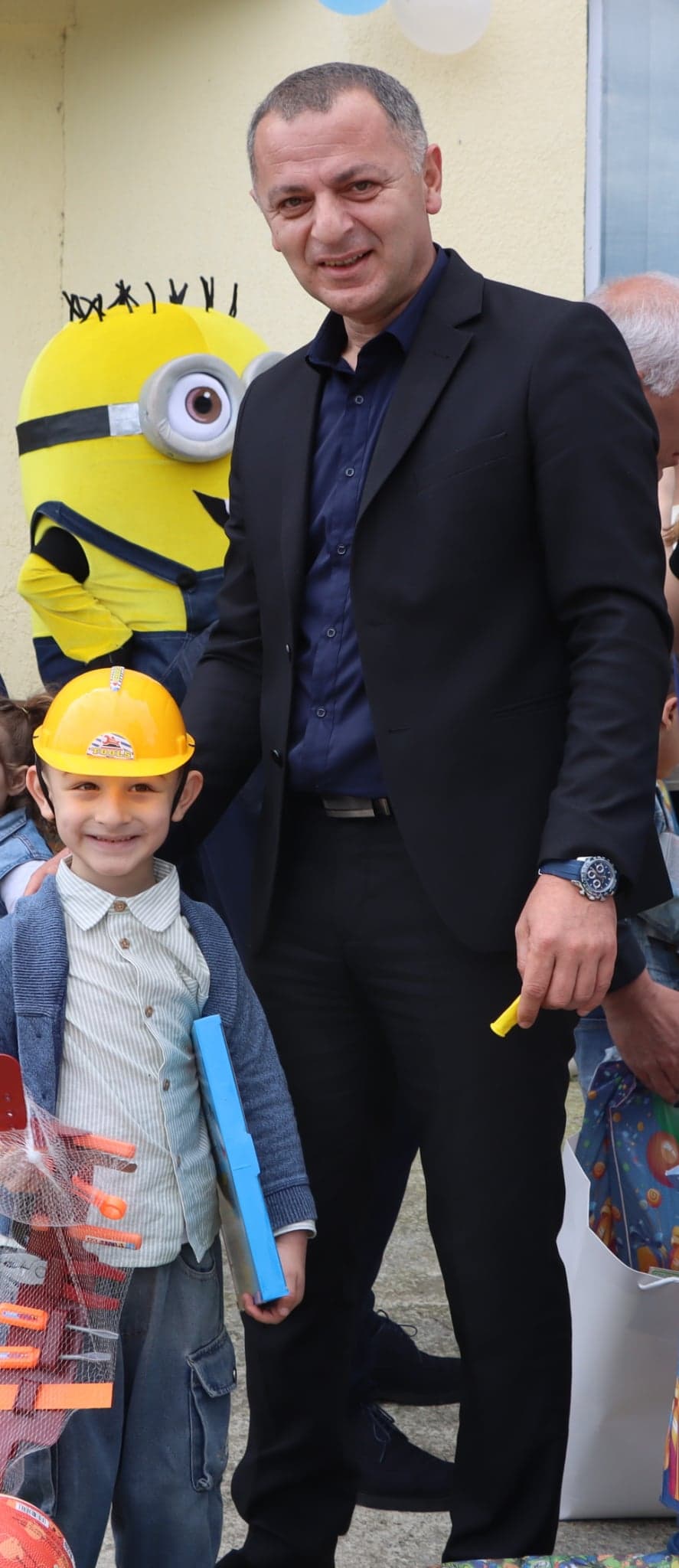 <p style="text-align: justify">წალენჯიხის მუნიციპალიტეტის მერი გუბა საჯაია, მერის მოადგილეებთან, საკრებულოს თავმჯდომარე &nbsp;ცოტნე შონიასთან, საკრებულოს წევრებთან და შესაბამისი სამსახურების წარმომადგენლებთან ერთად, ბავშვთა დაცვის საერთაშორისო დღესთან დაკავშირებით, აუტიზმის სპექტრის მქონე ბავშვთა აბილიტაცია-რეაბილიტაციის ცენტრში იმყოფებოდა. მერმა ბავშვებს საჩუქრები გადასცა და დღევანდელი დღე მიულოცა.&nbsp;</p><p style="text-align: justify">აუტიზმის სპექტრის მქონე ბავშვთა აბილიტაცია-რეაბილიტაციის ცენტრში დღეის მდგომარეობით 31 მოზარდი გადის უფასო თერაპიის კურსს.</p><p style="text-align: justify">აღნიშნული ცენტრი სრულად მუნიციპალიტეტის მერიის მიერ ფინანსდება.</p>